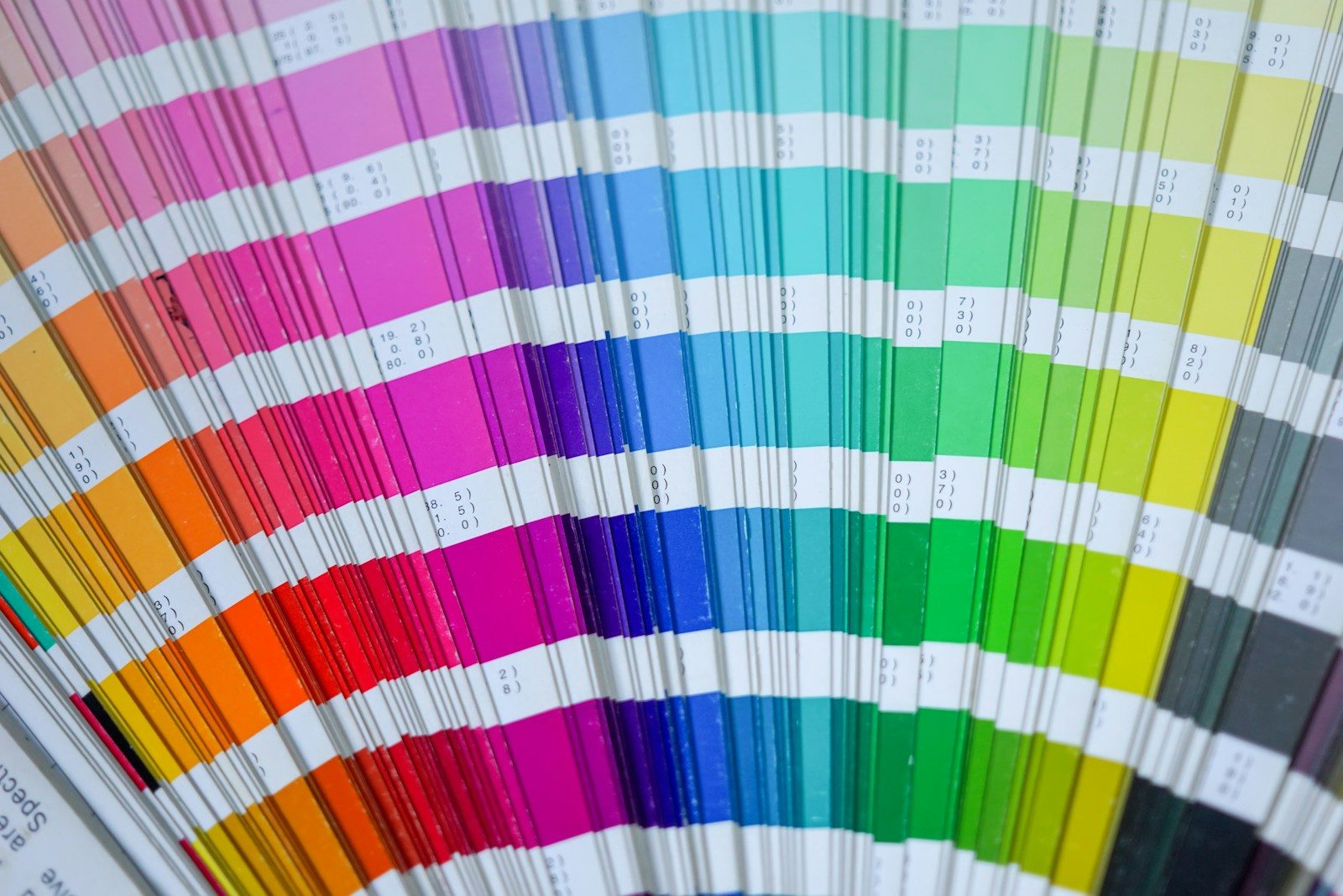 Close de um catálogo Pantone com amostras de cores