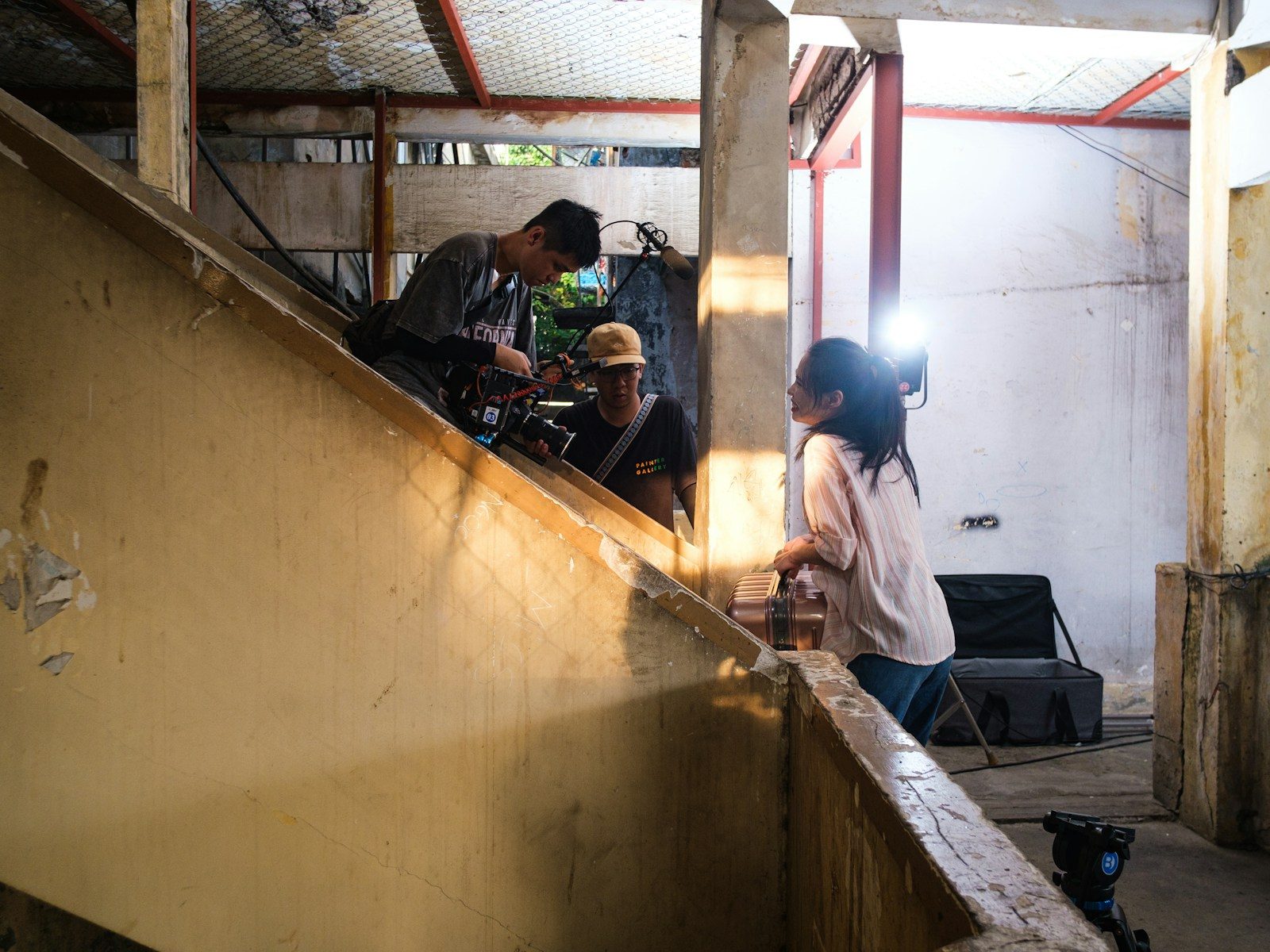 Equipe de filmagem preparando o equipamento de câmera em uma rampa interna