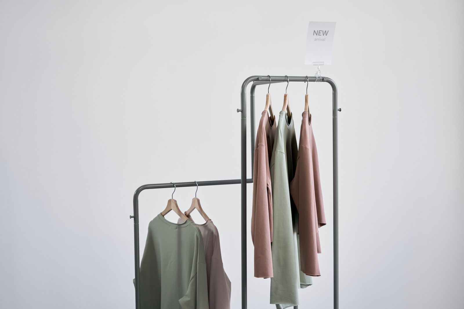Arara elegante com blusas da nova coleção em um ambiente minimalista