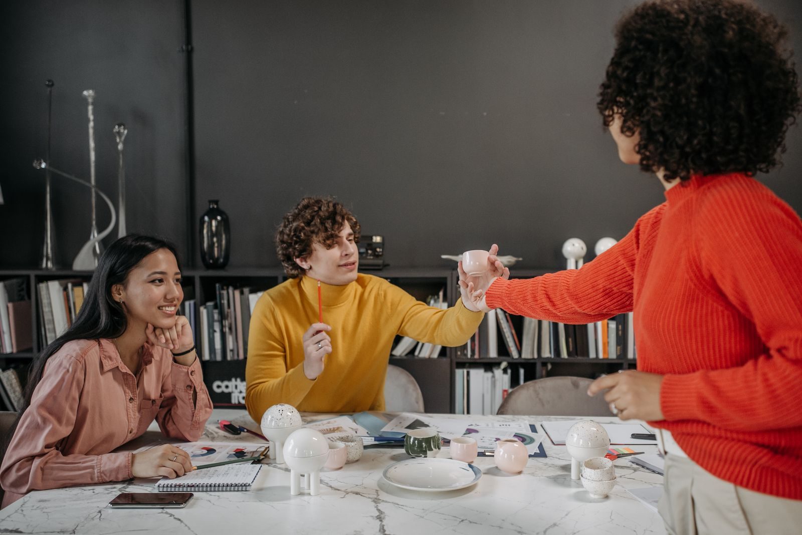 Grupo diverso de colegas colaborando em escritório moderno com foco em criatividade e equipe