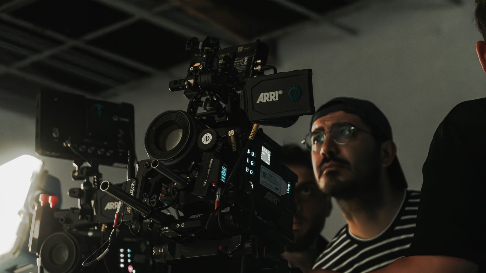 Bastidores de um set de filmagem em Istambul, com equipe e equipamento de cinema profissional