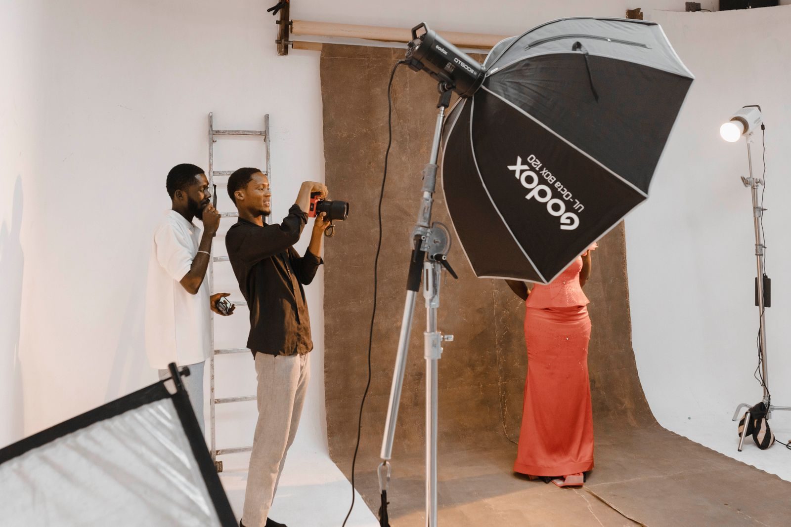 Bastidores de sessão de fotos em estúdio fotográfico moderno