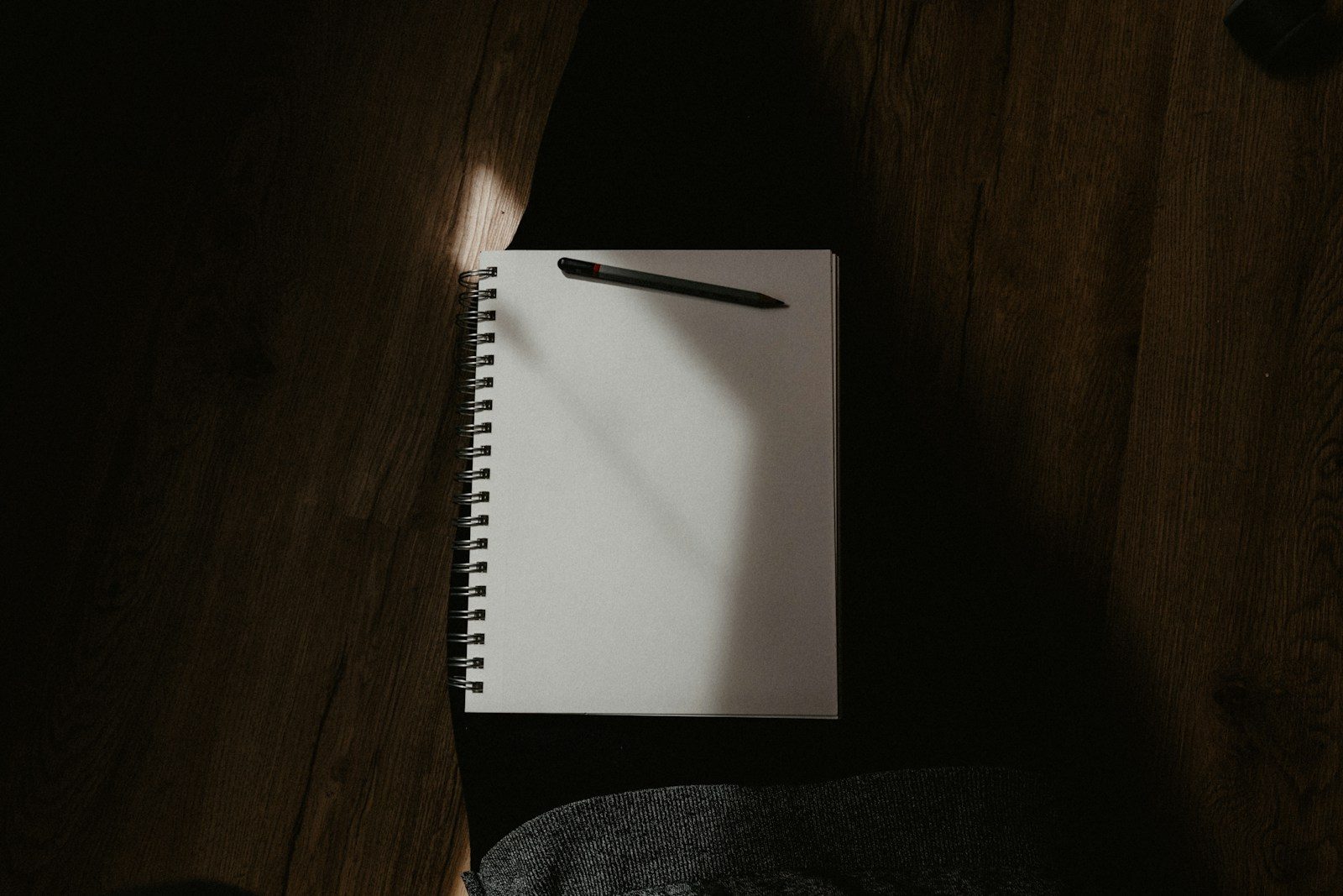 Caderno espiral branco sobre tecido preto