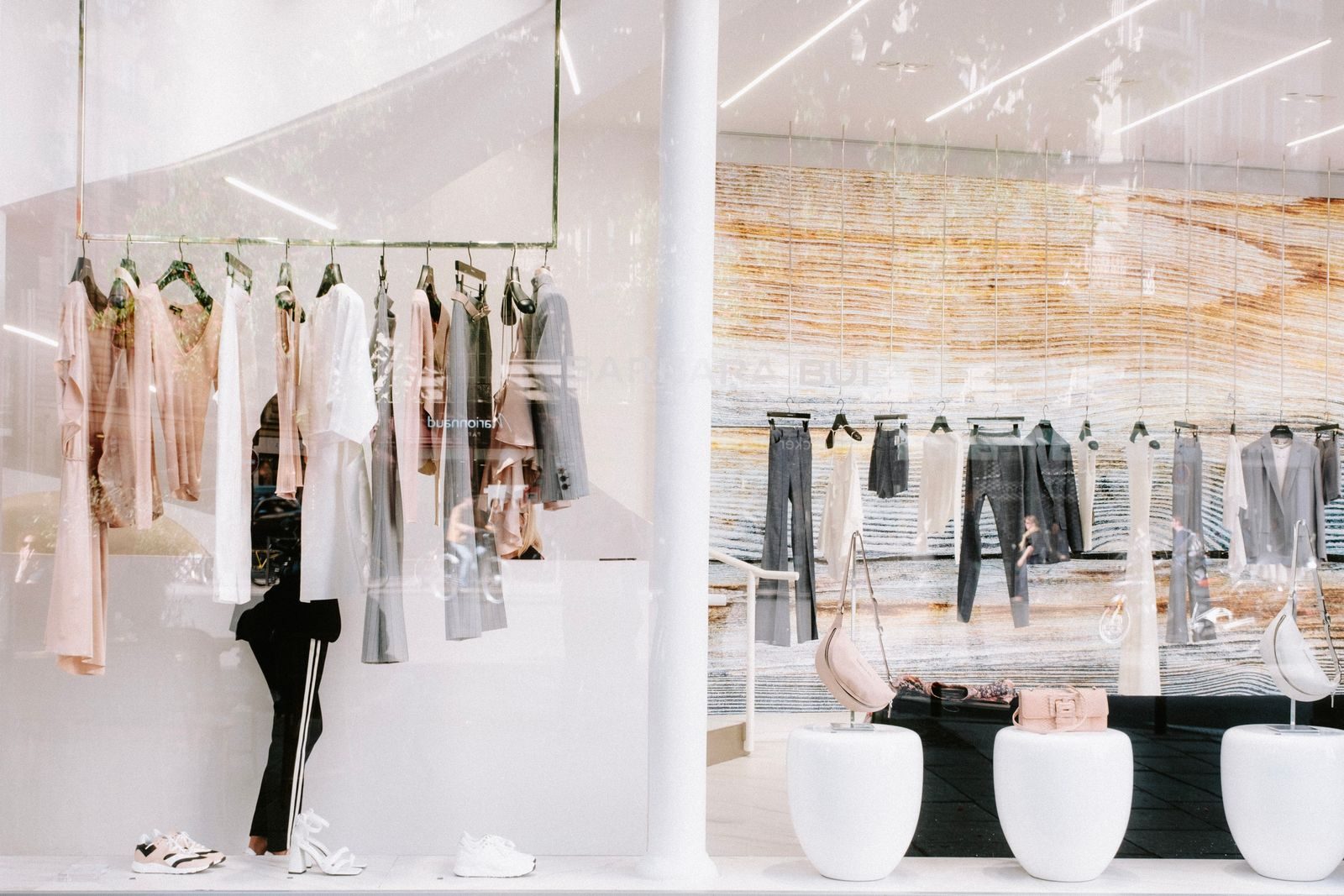 Vitrine de moda sofisticada em uma loja de roupas com reflexos