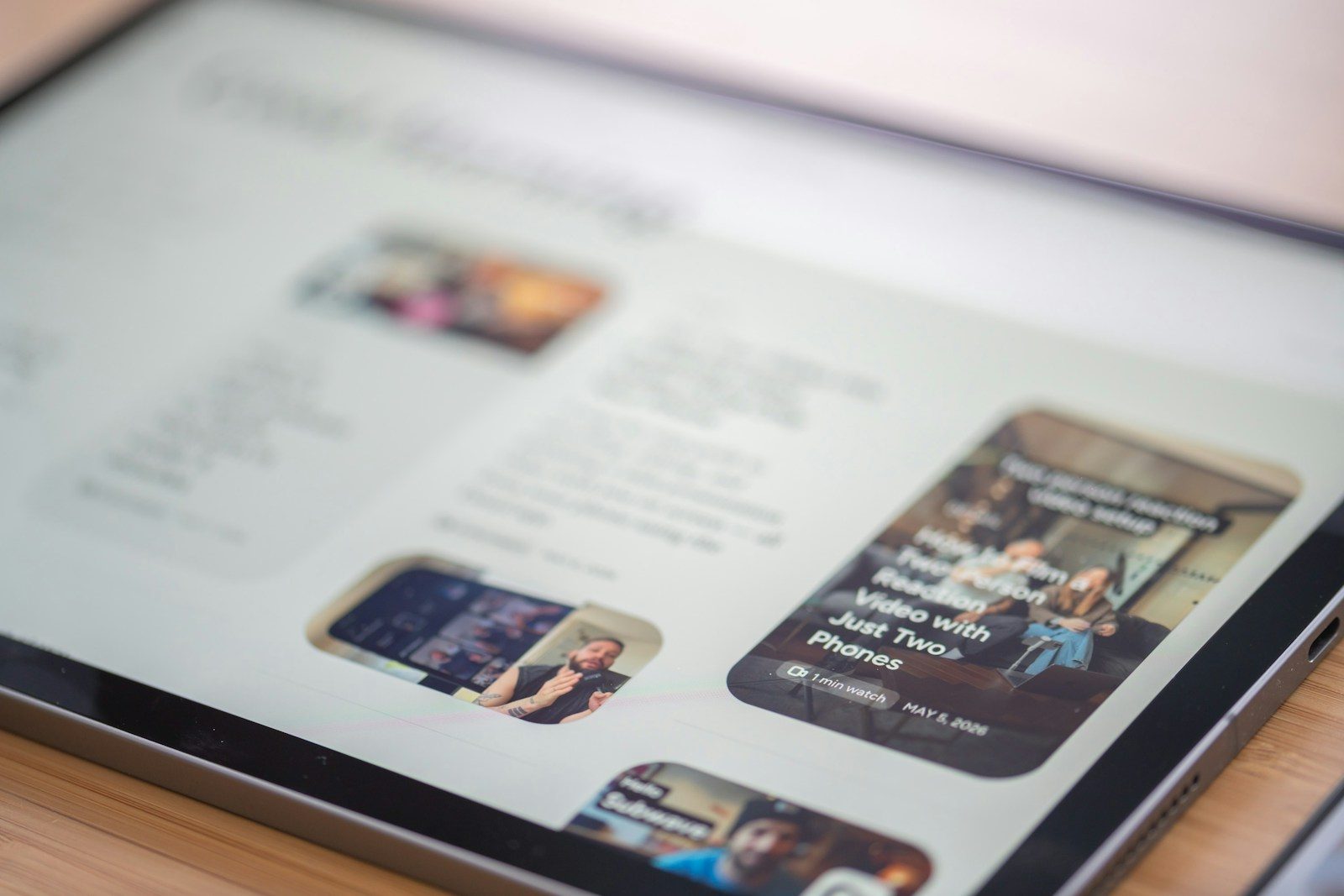Tablet exibindo um site com imagens e textos