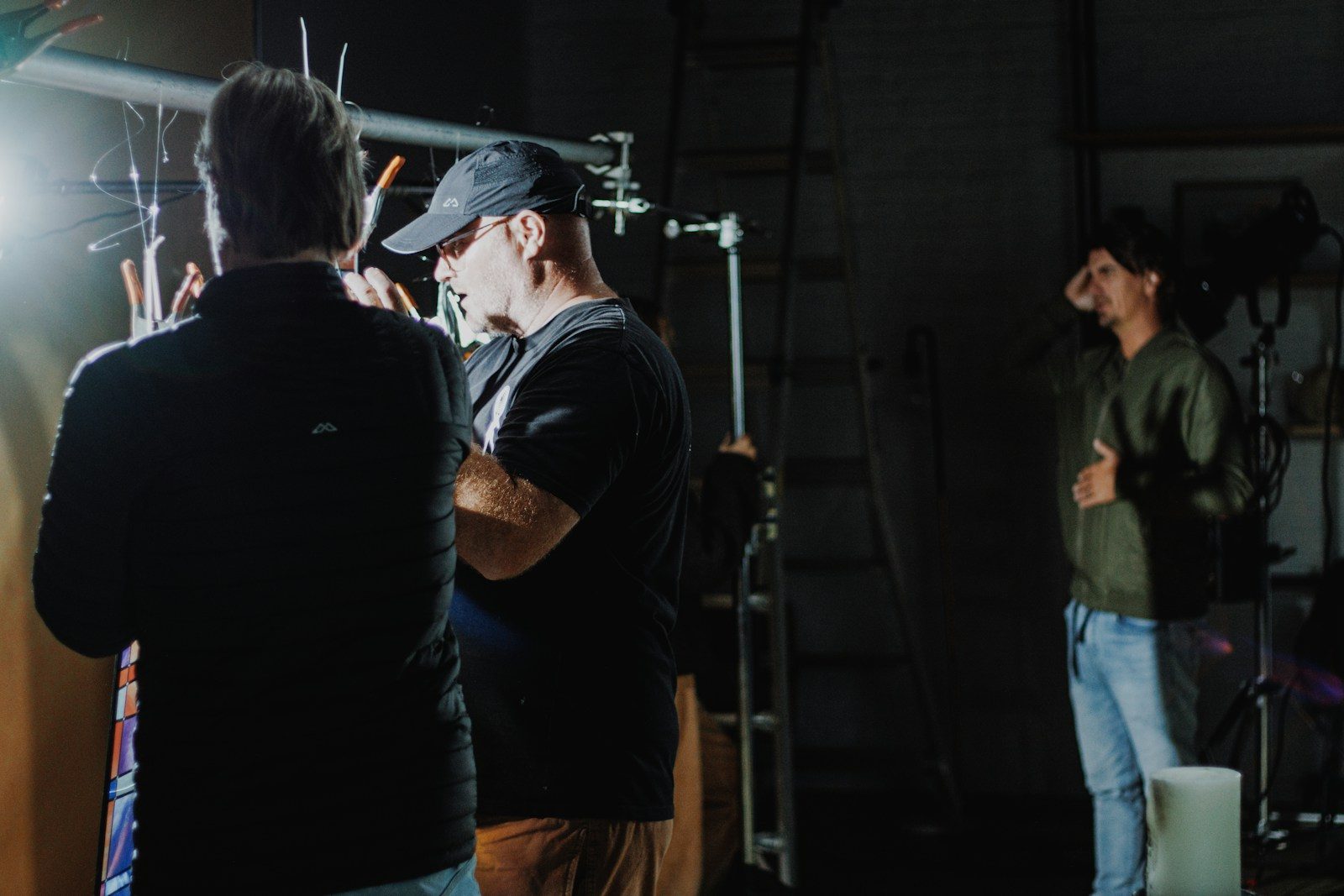 Equipe montando iluminação em set de filmagem