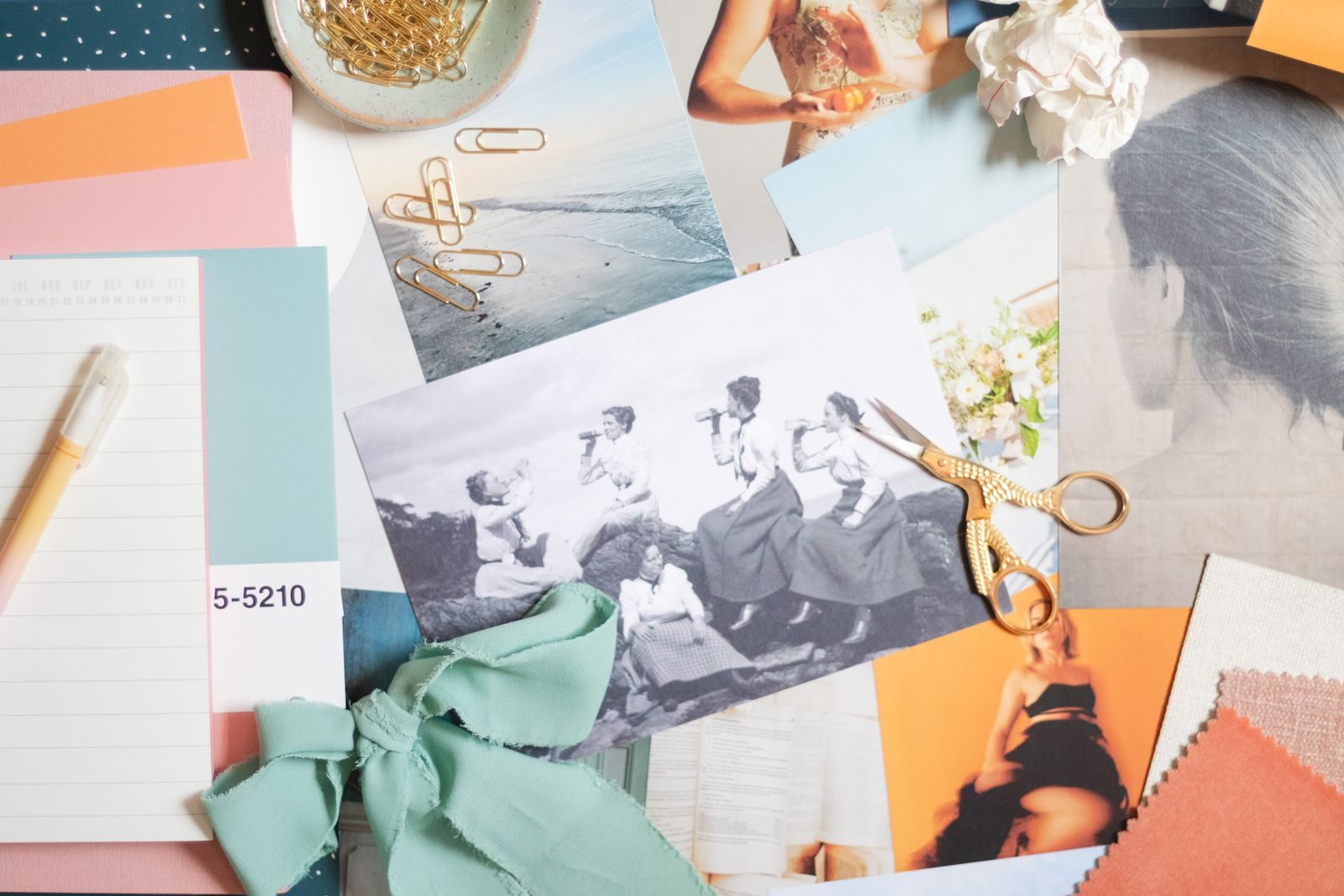 Moodboard artístico com diversas inspirações criativas e elementos de design