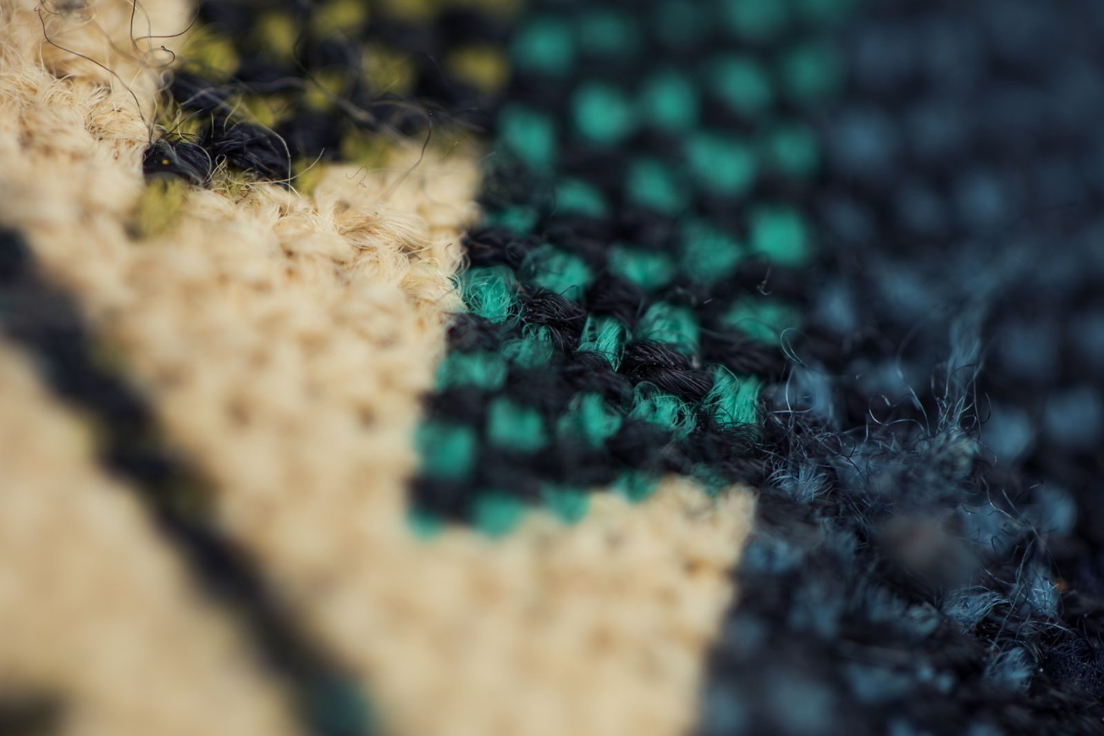 Vista macro de tecido com fios coloridos e padrões texturizados