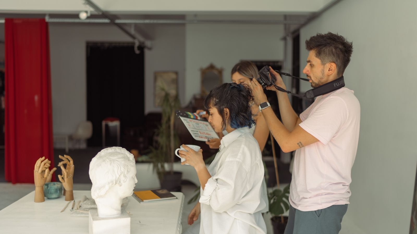 Sessão fotográfica criativa em estúdio de Istambul com esculturas e equipe de filmagem