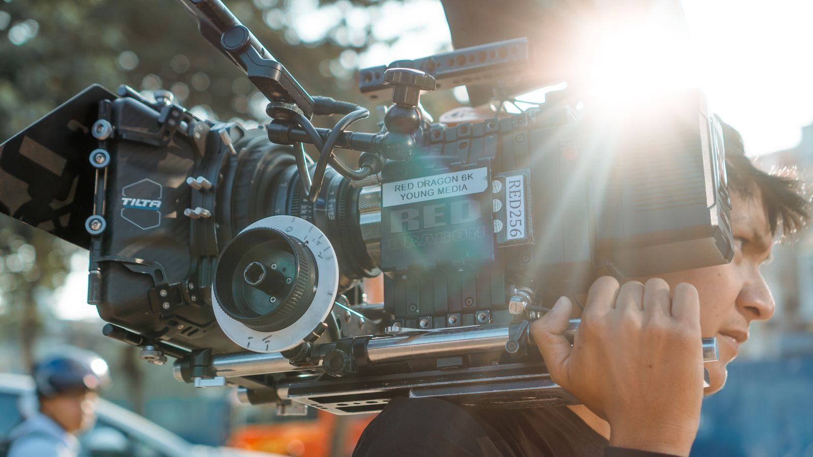 Close de uma câmera de cinema em uso durante uma filmagem ao ar livre