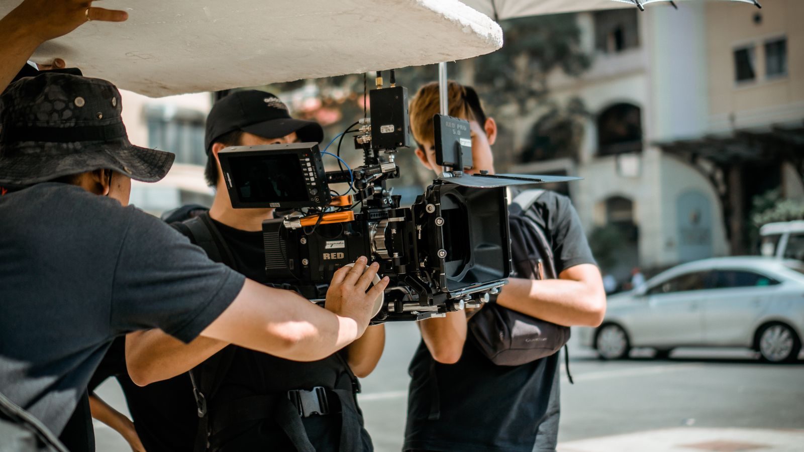 Equipe de filmagem opera uma câmera RED em uma rua da cidade