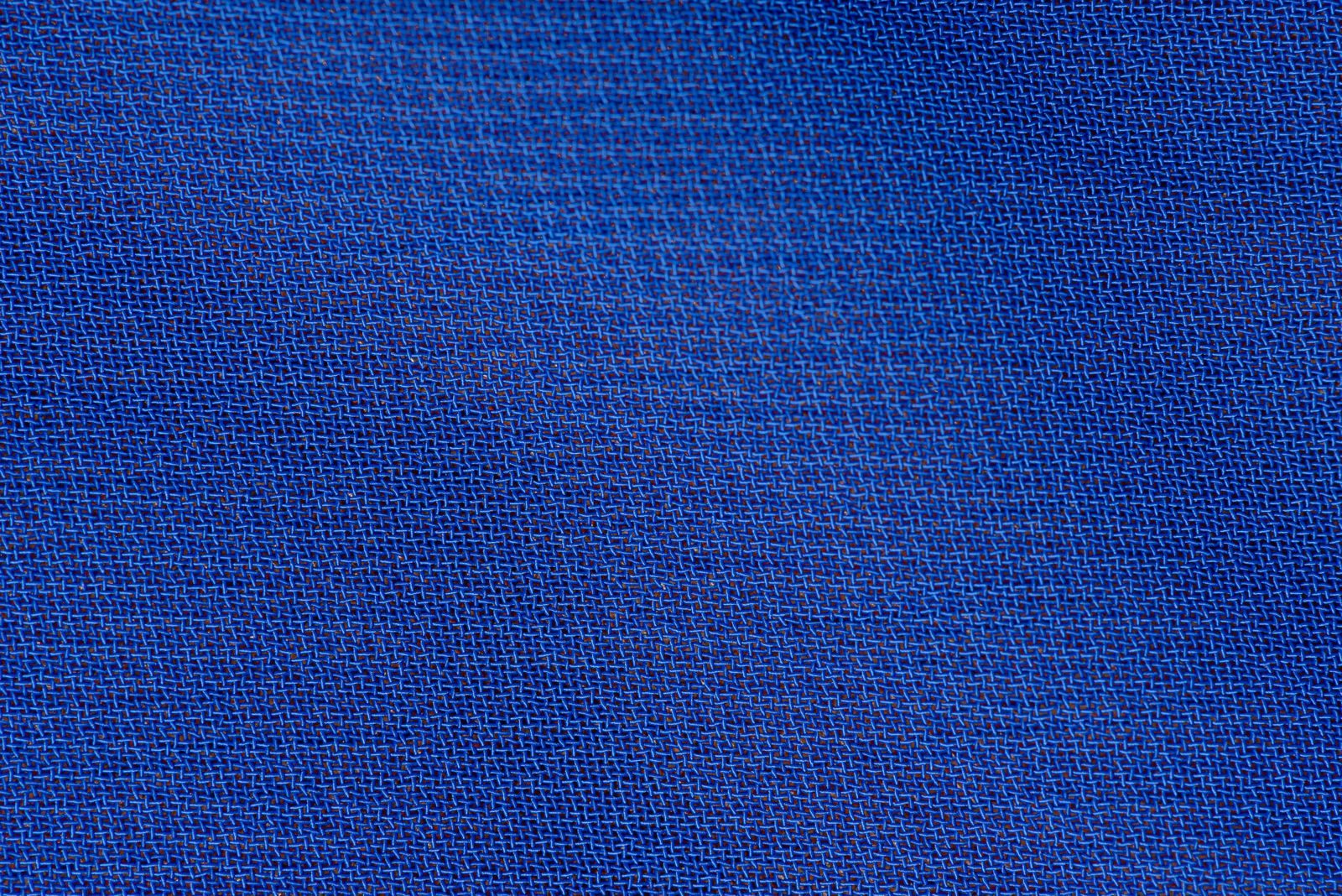 Close da textura de um tecido azul, ideal para projetos têxteis e de design