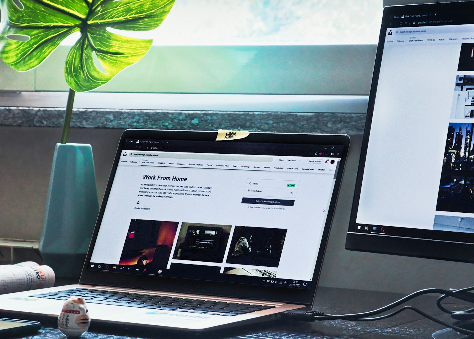 MacBook Pro sobre mesa branca