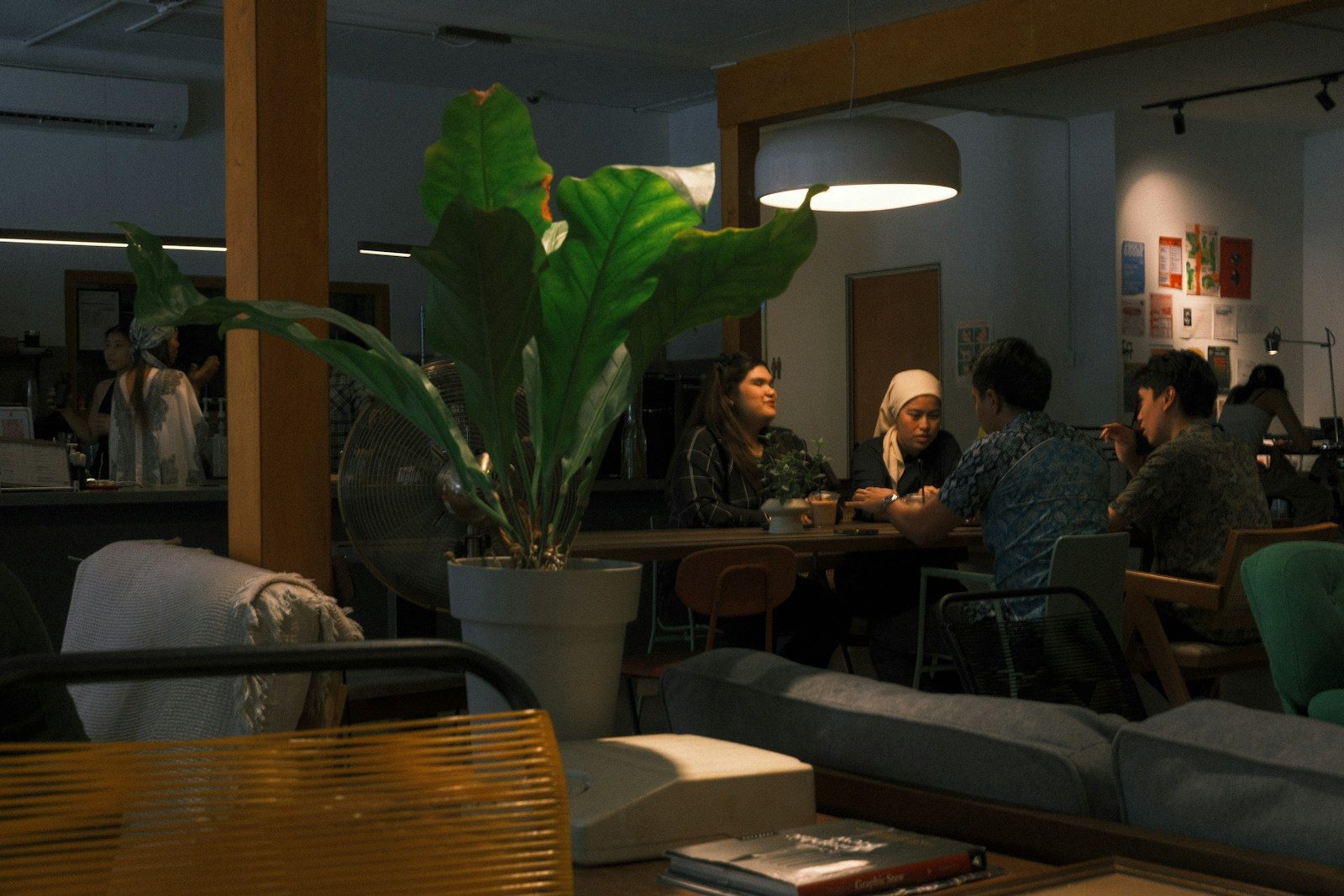 Pessoas reunidas em volta de uma mesa em escritório moderno