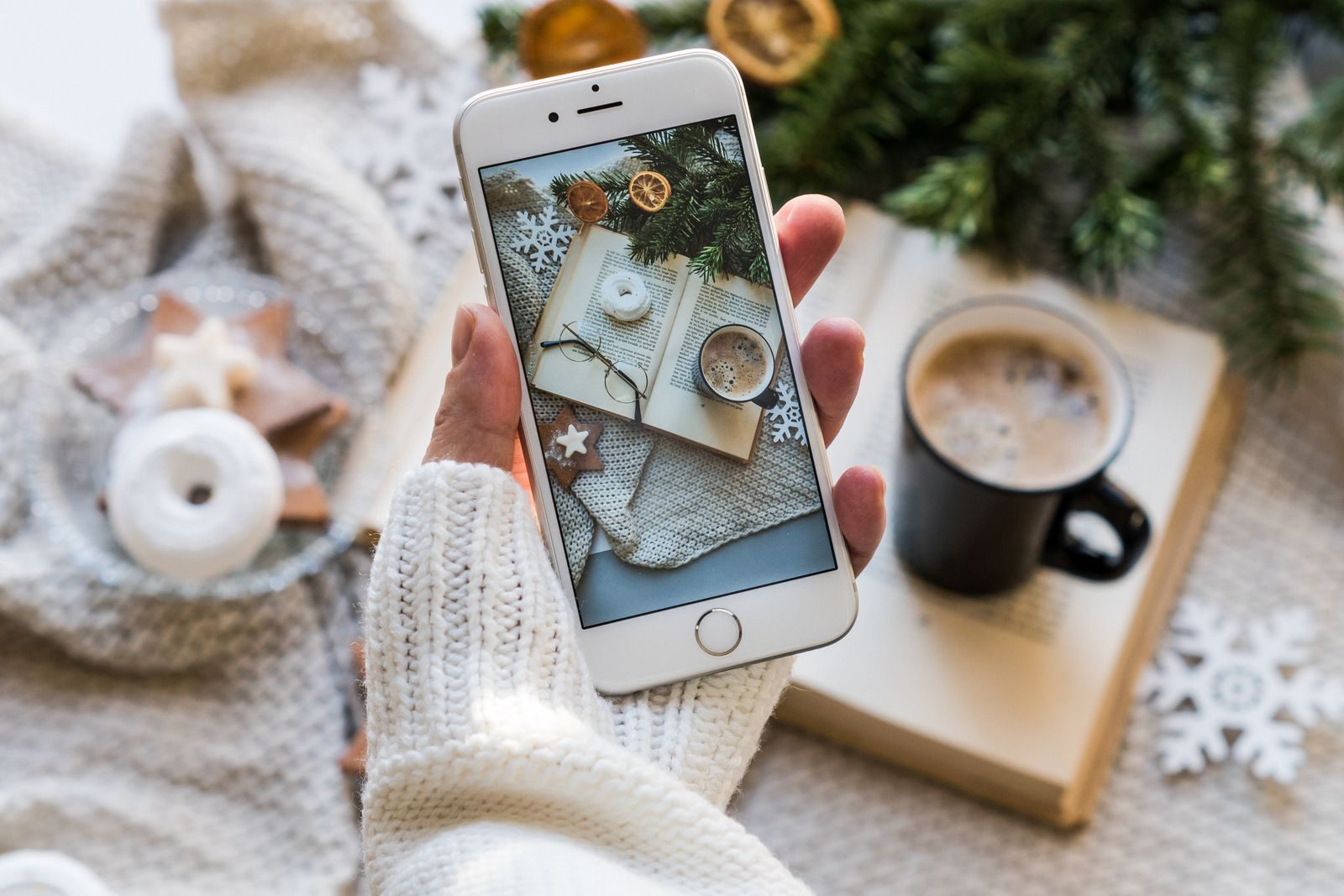 Vista de cima de cenário aconchegante de inverno com café e smartphone registrando um flat lay
