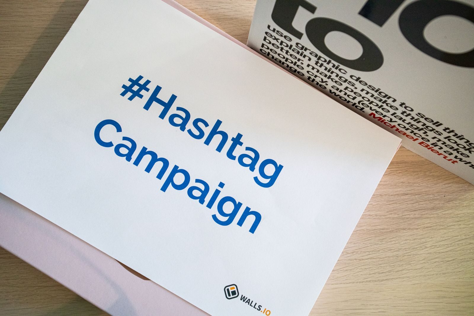 Imagem conceitual de campanha de hashtag em papel para estratégias de marketing