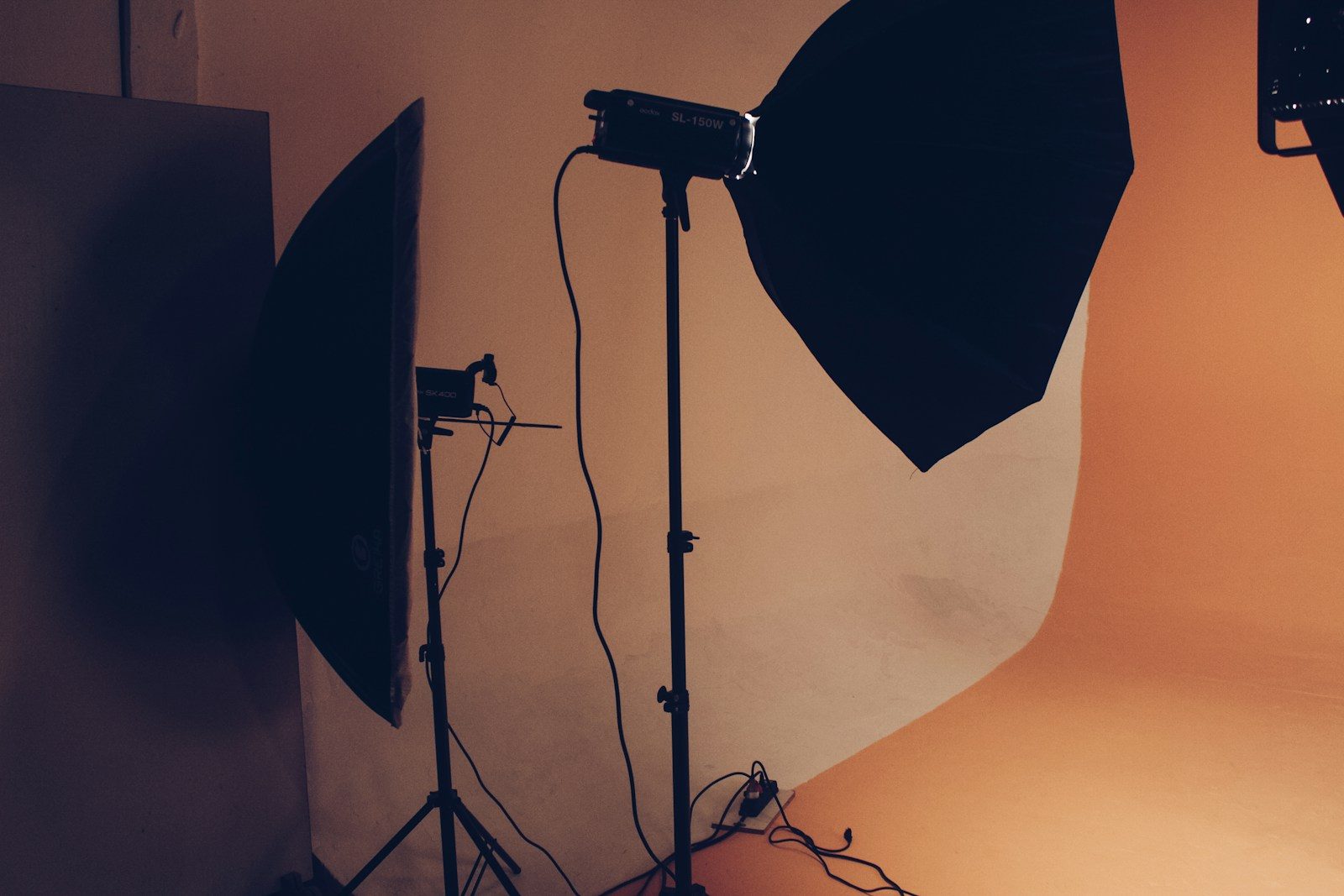 Dois softboxes pretos