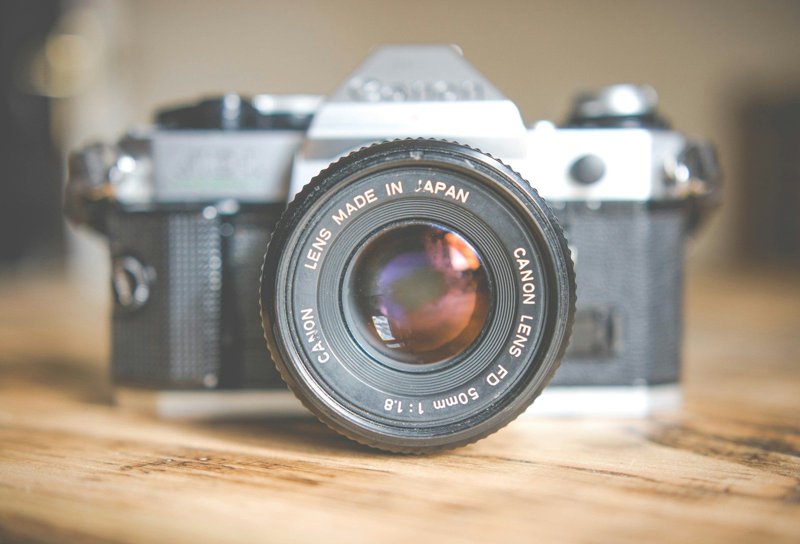 Câmera DSLR cinza e preta com foco seletivo