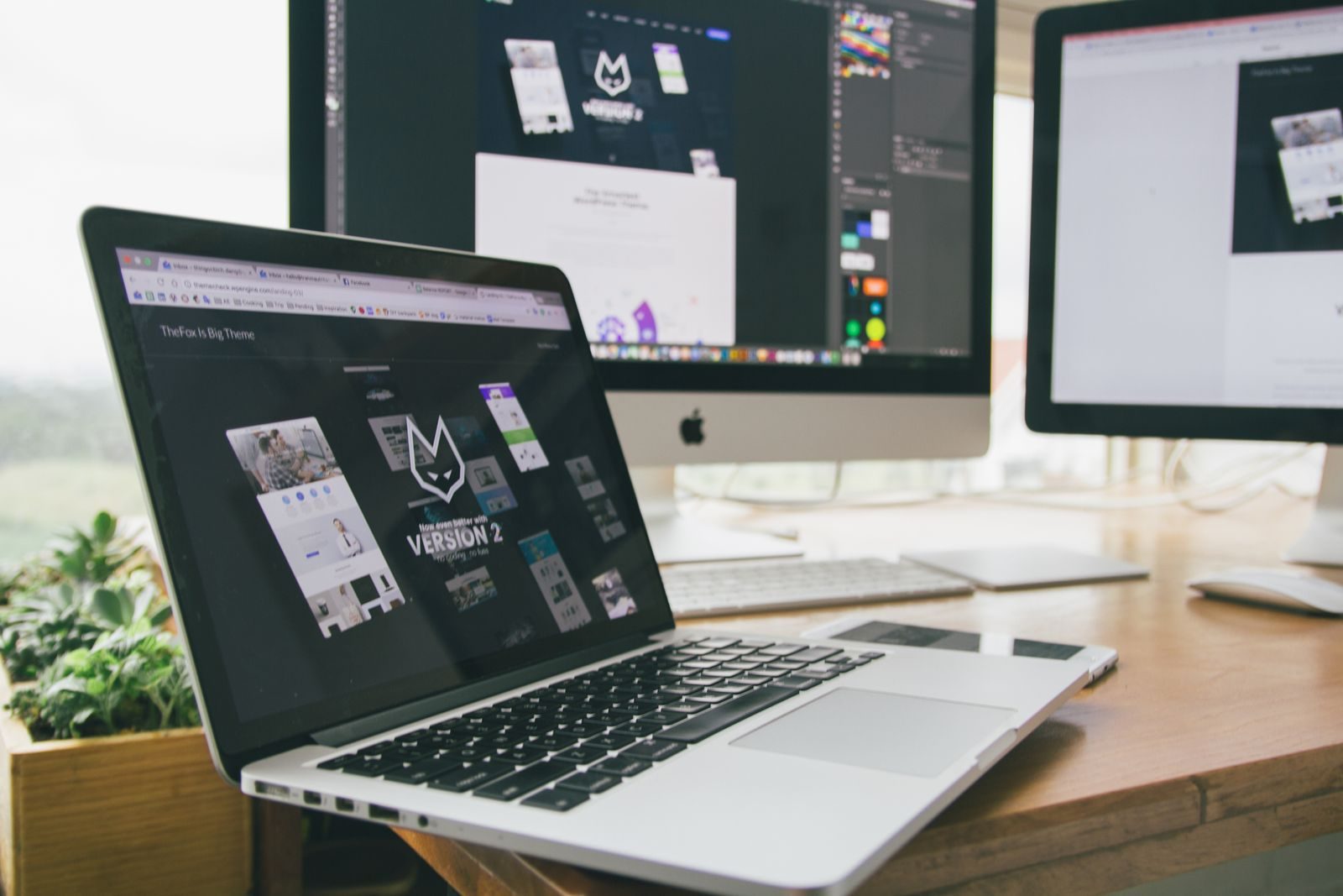 Espaço de trabalho elegante com notebook e monitores exibindo software de design