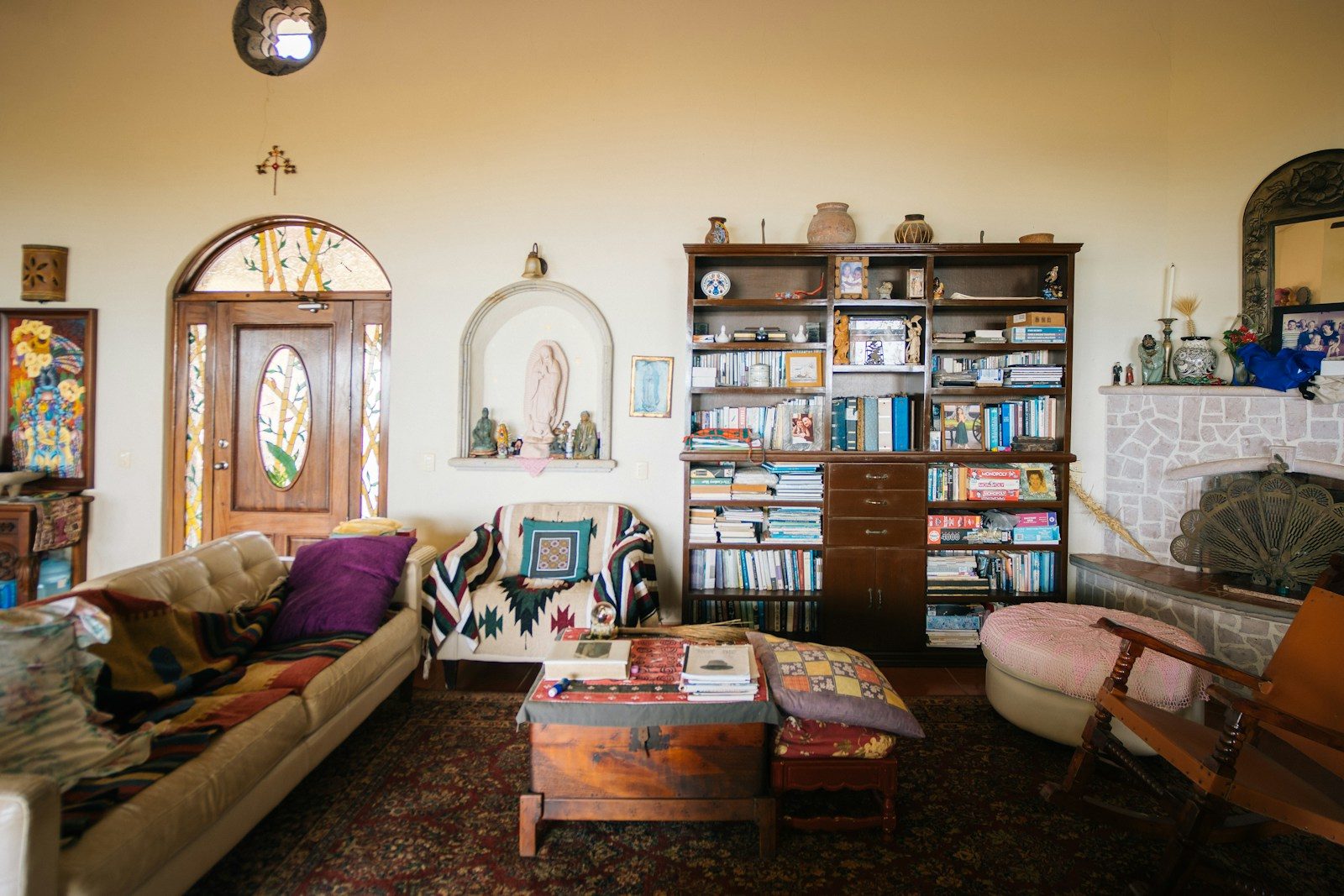 Sala de estar aconchegante com decoração eclética e estantes de livros