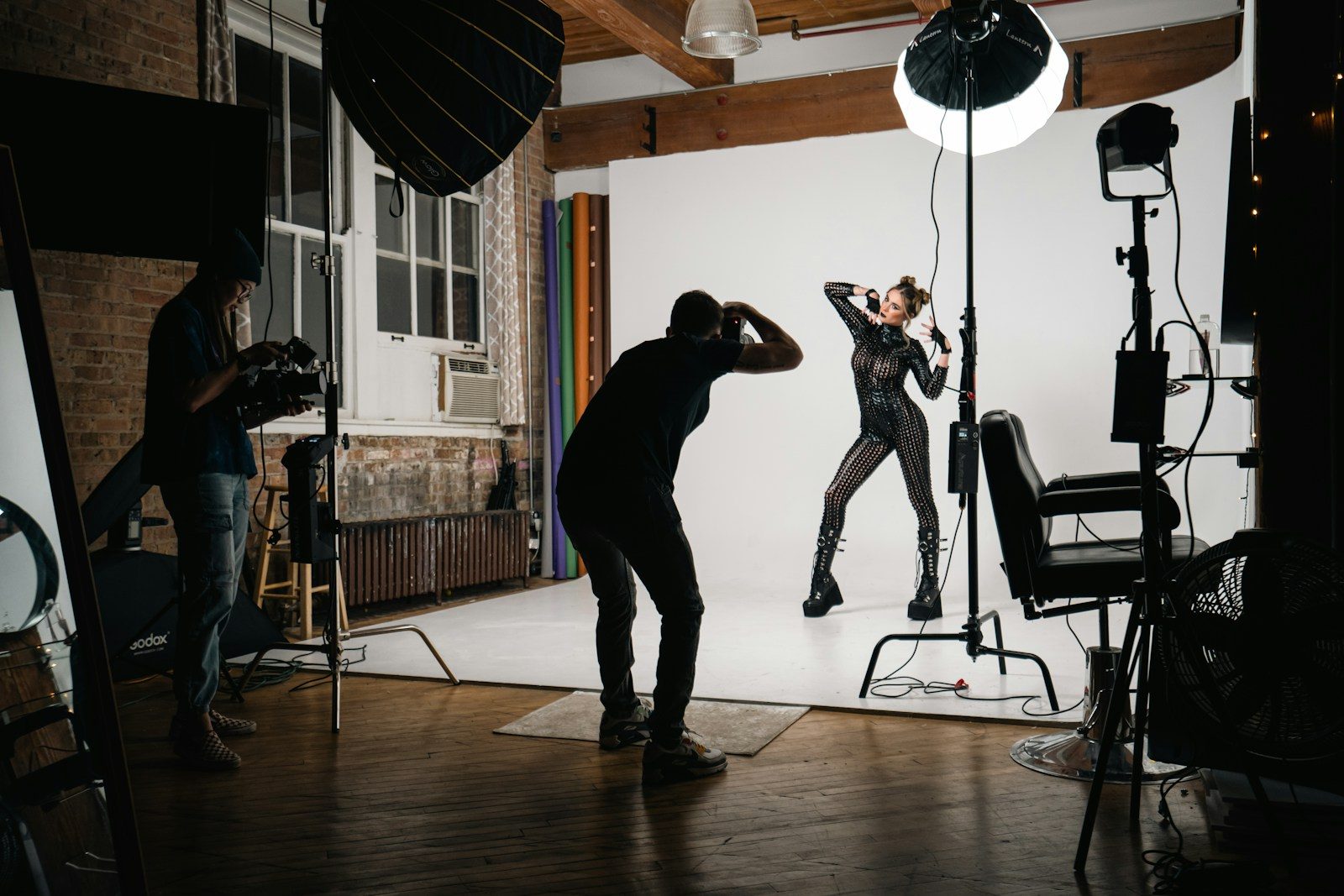 Fotógrafo fotografando mulher de roupa preta