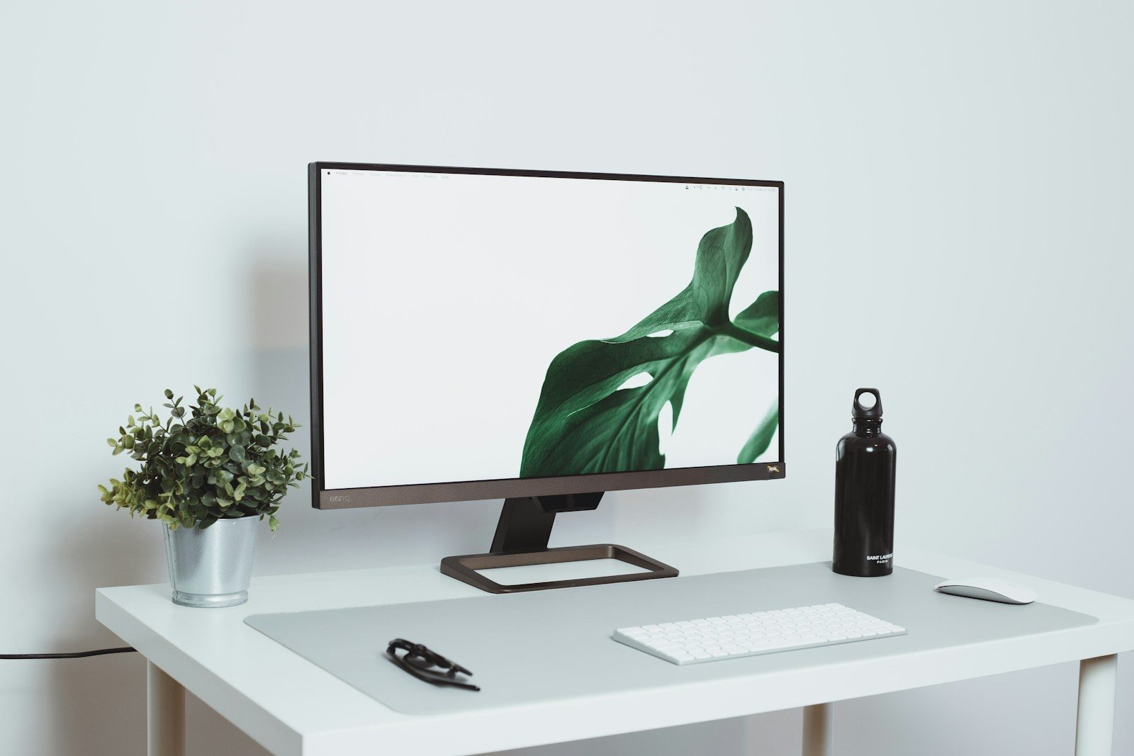 Monitor de computador sobre uma mesa branca