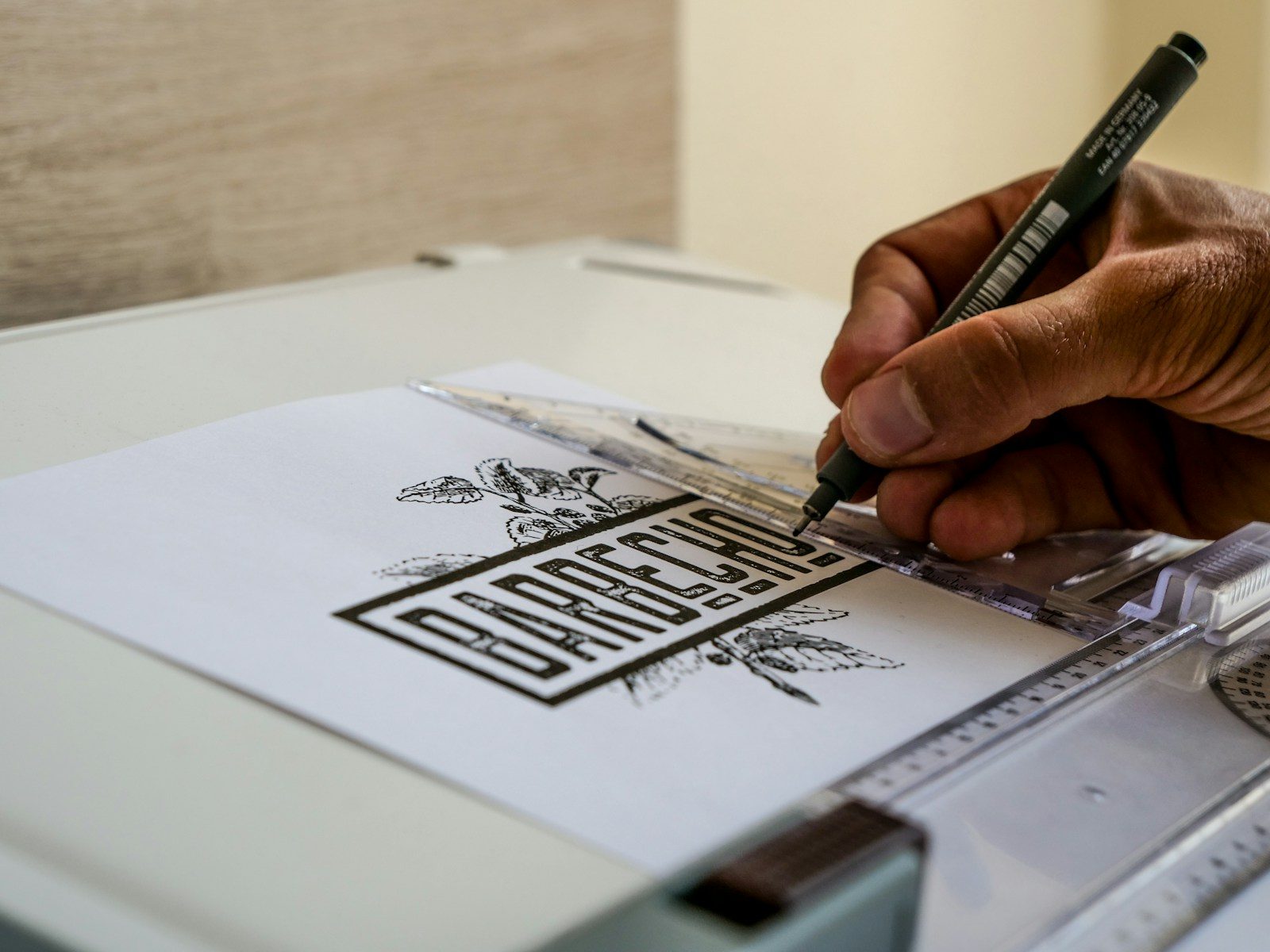 Artista desenhando um logo com caneta no papel