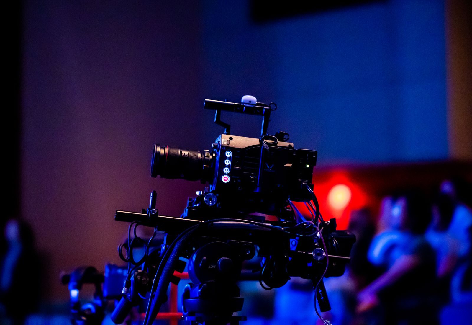 Câmera de alta qualidade filmando um evento ao vivo em estúdio com plateia ao fundo