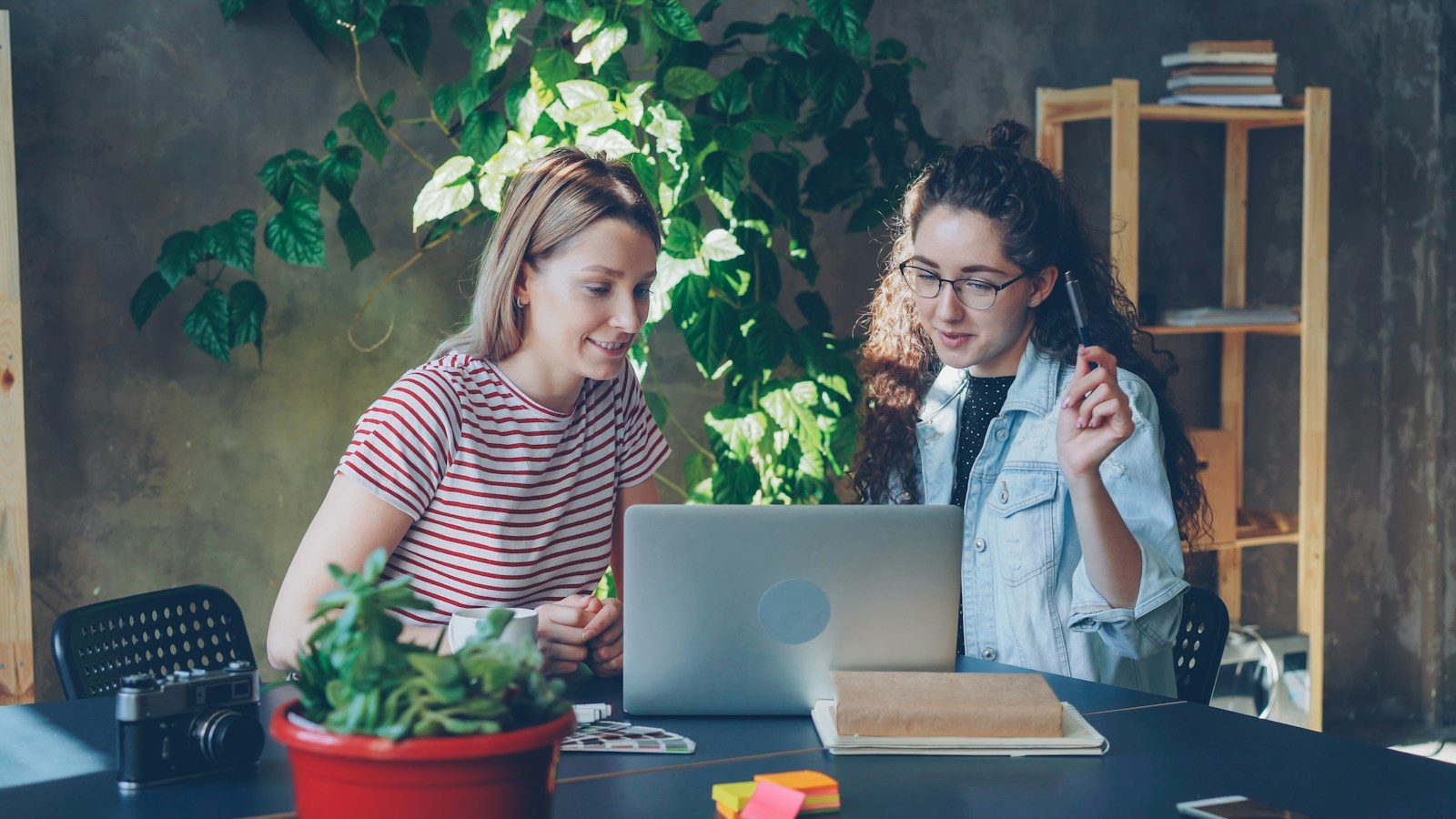 Duas mulheres colaborando juntas em um notebook