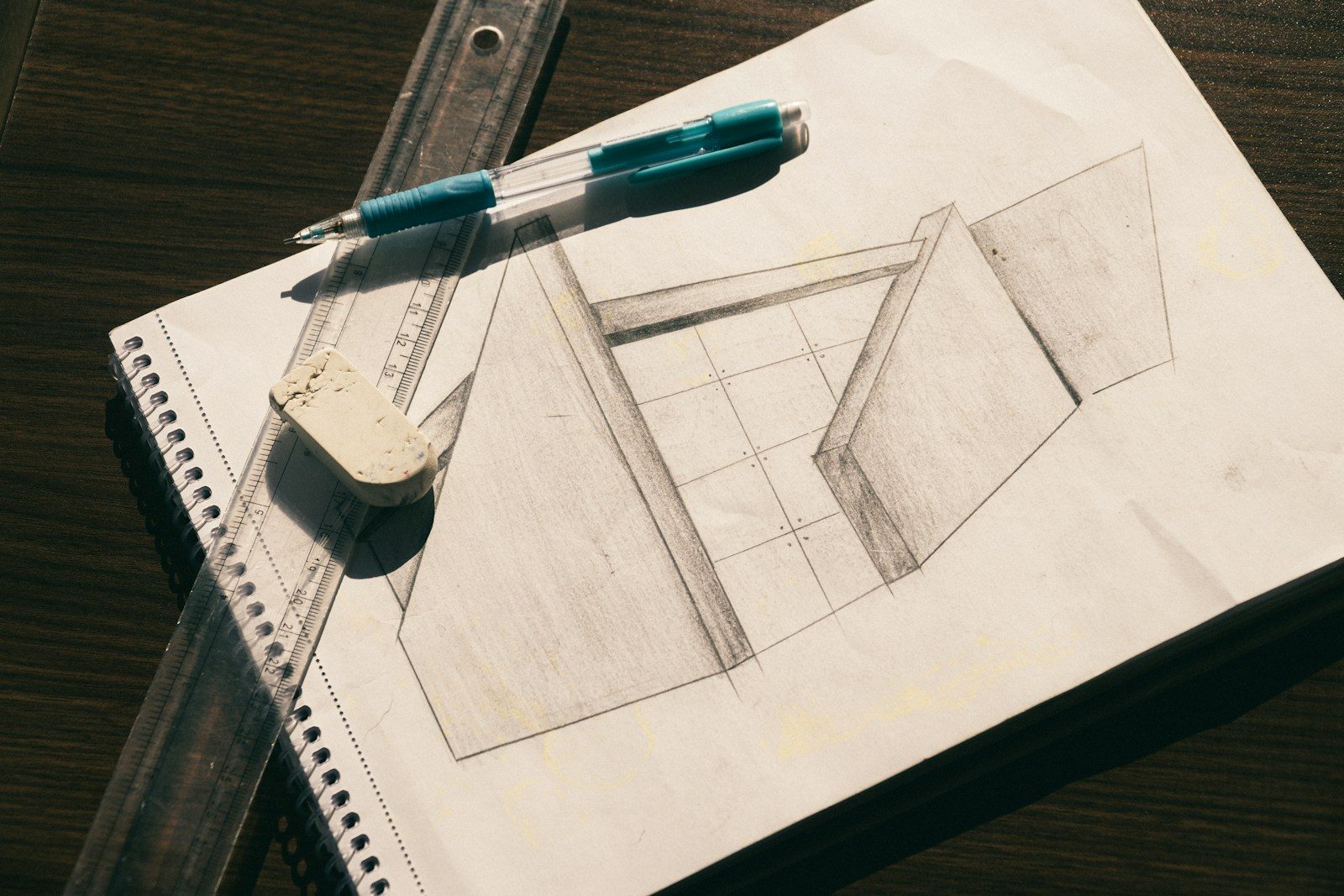 Esboço a lápis de formas geométricas no papel com régua e borracha