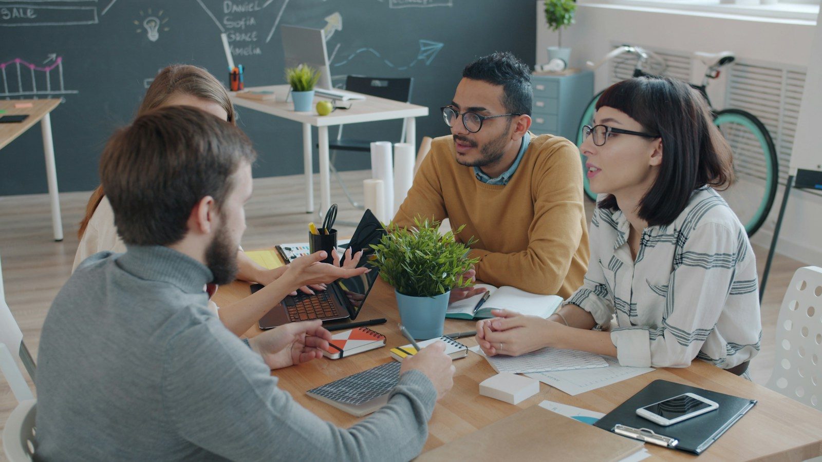 Equipe diversa colaborando em volta de uma mesa no escritório