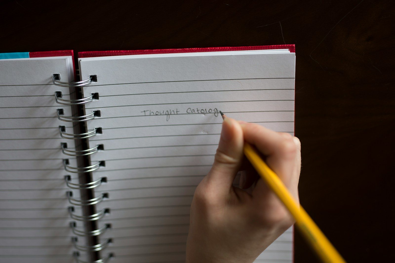 Pessoa escrevendo em um caderno