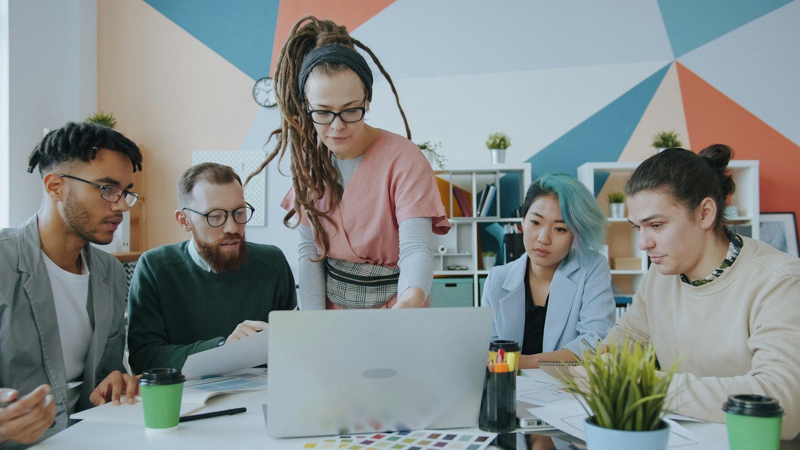 Grupo diverso de pessoas colaborando em um projeto em um espaço de trabalho