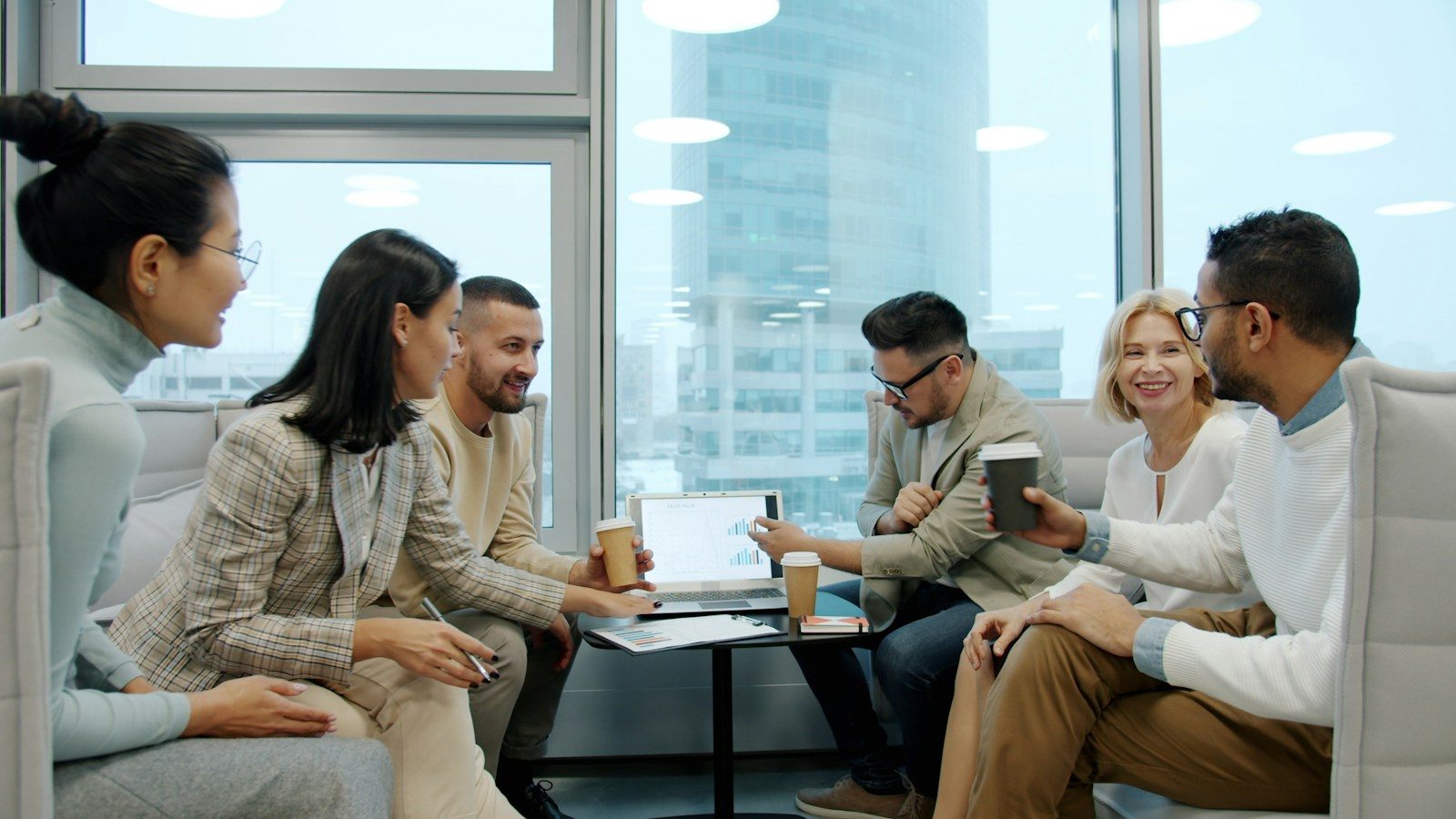 Grupo diverso de pessoas em reunião em escritório moderno