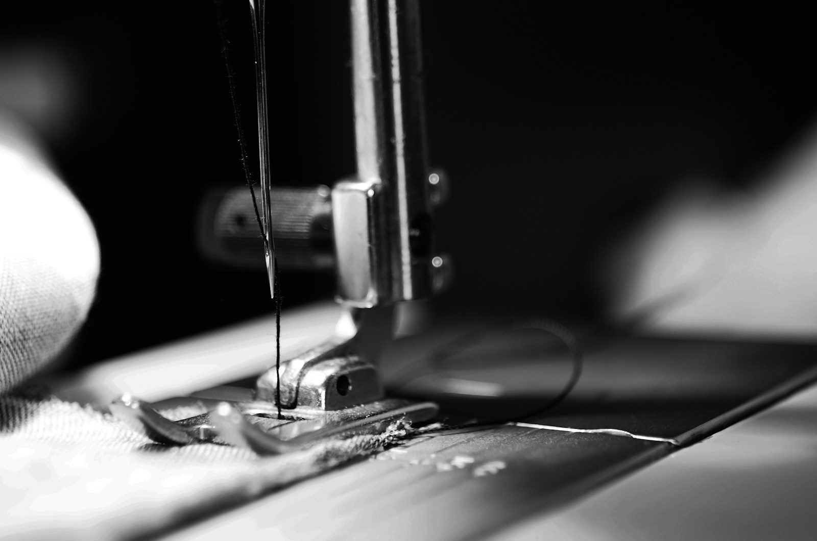 Close em preto e branco de uma máquina de costura