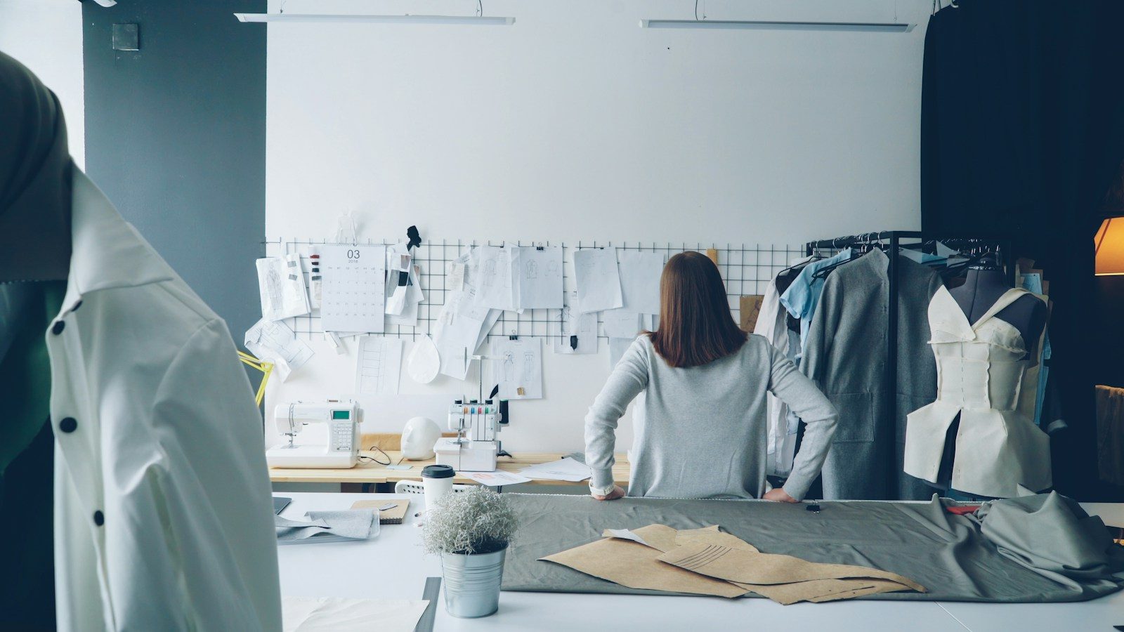 Designer trabalhando em uma alfaiataria