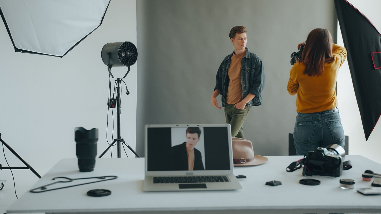 Modelo posando em ensaio profissional em estúdio com equipamentos fotográficos