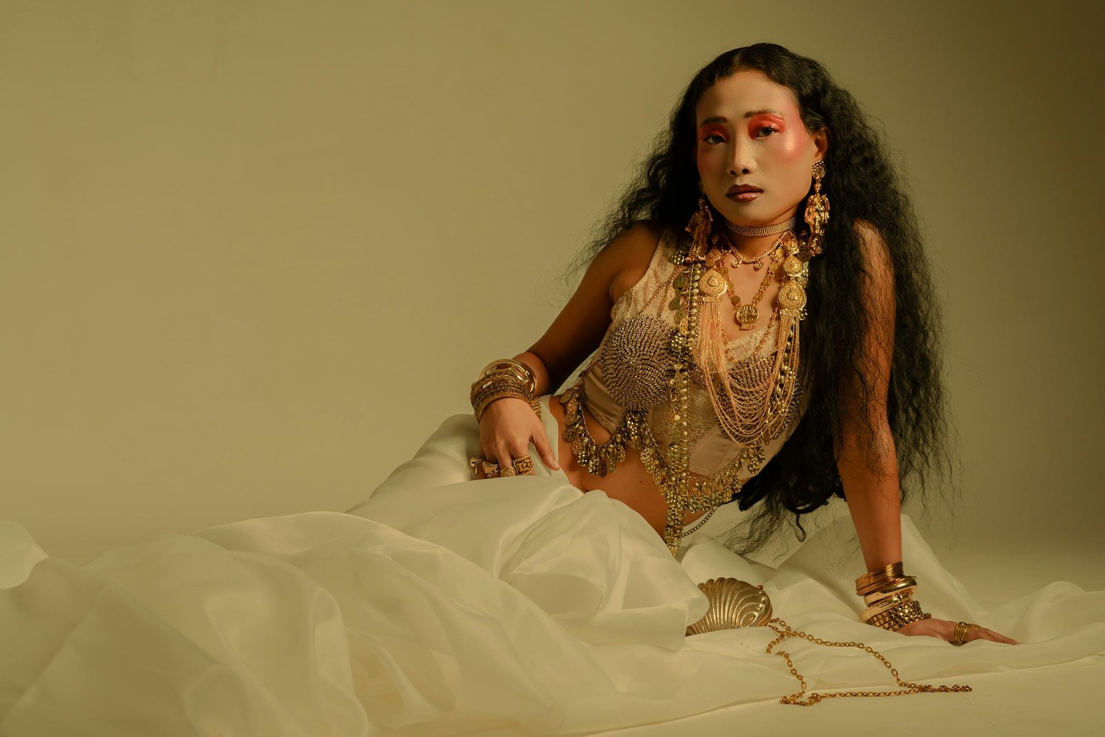 Mulher com joias ornamentadas e vestido branco