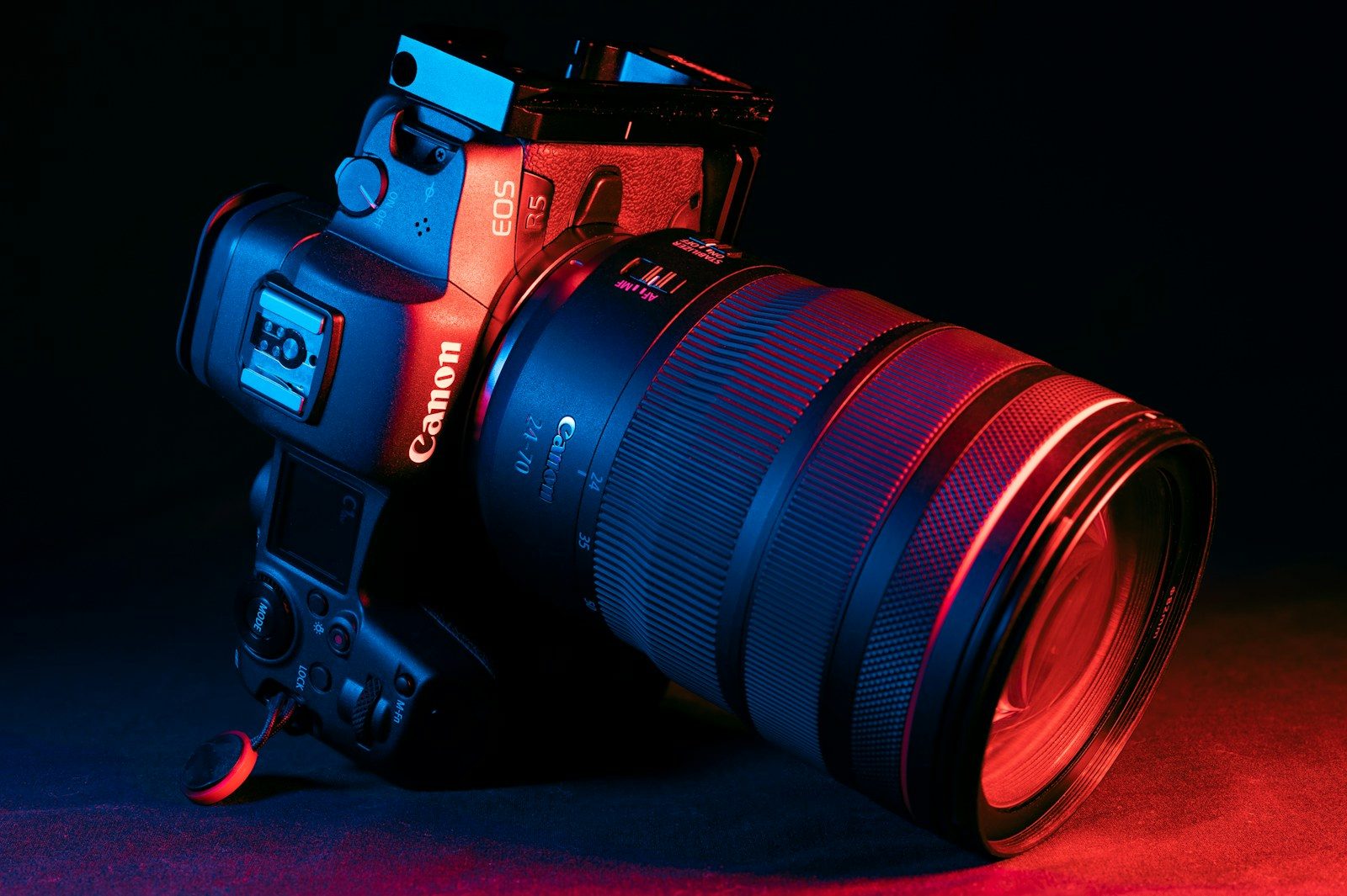 Câmera DSLR Nikon preta sobre tecido vermelho
