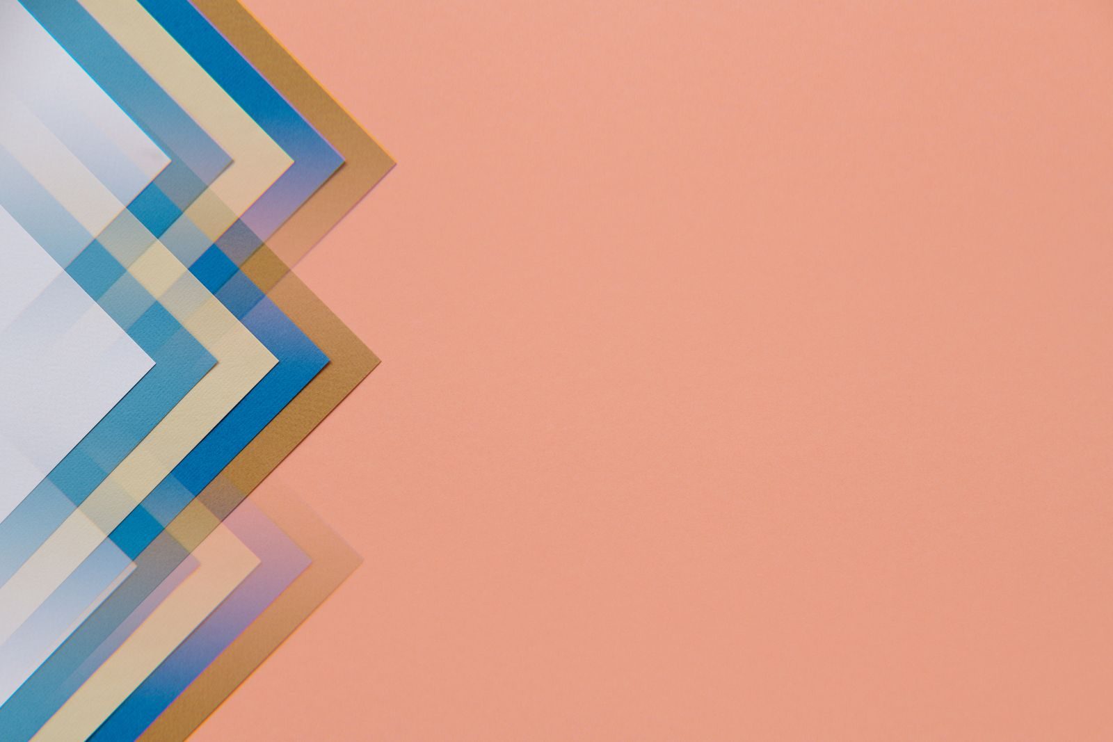 Design geométrico abstrato e moderno com triângulos sobrepostos em fundo pastel