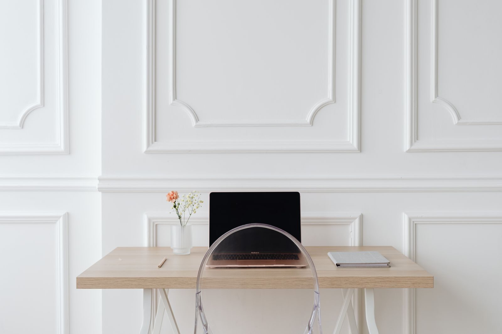 Escritório minimalista e elegante com notebook, caderno e decoração em mesa de madeira