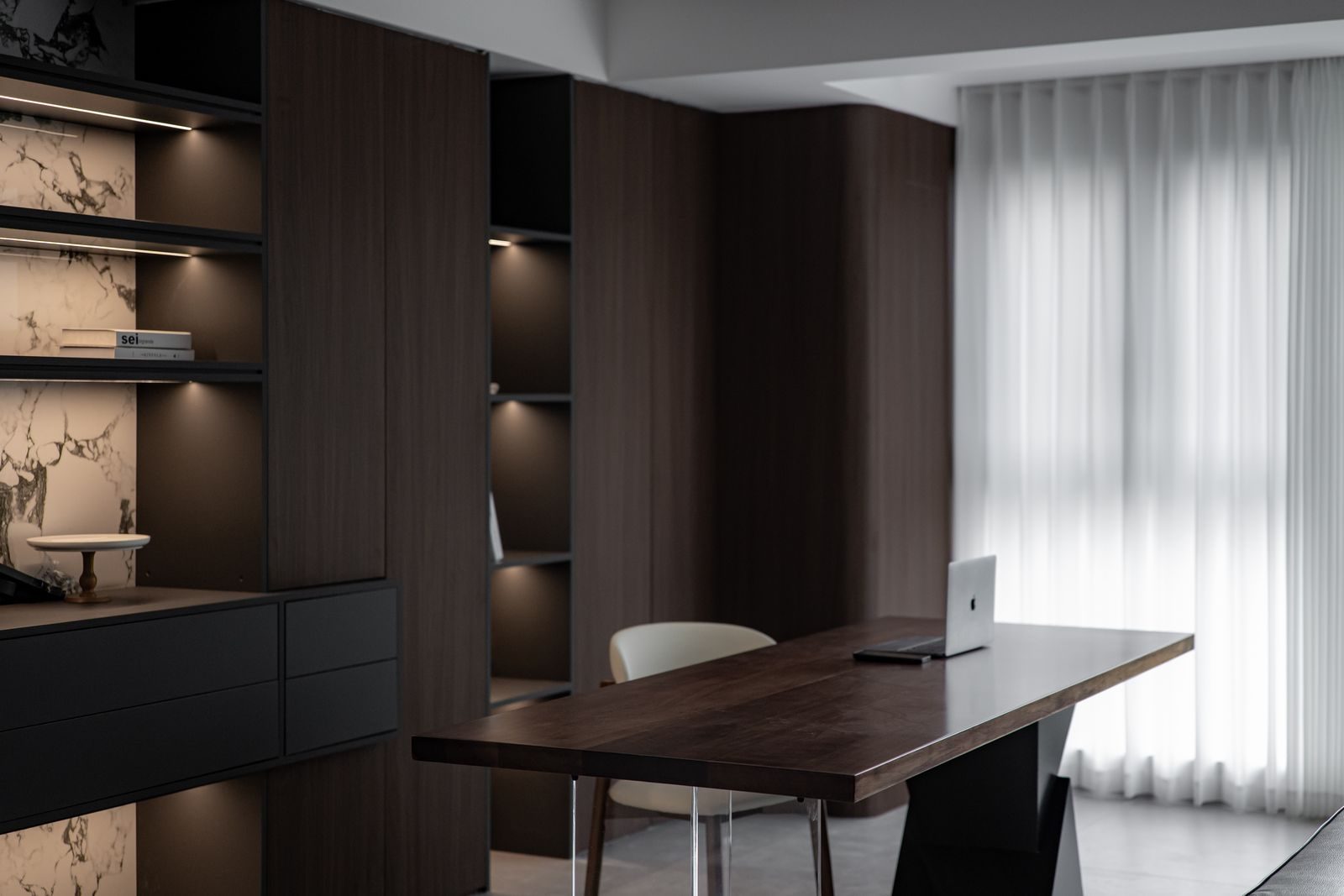 Home office elegante com móveis de madeira e decoração moderna de estética minimalista