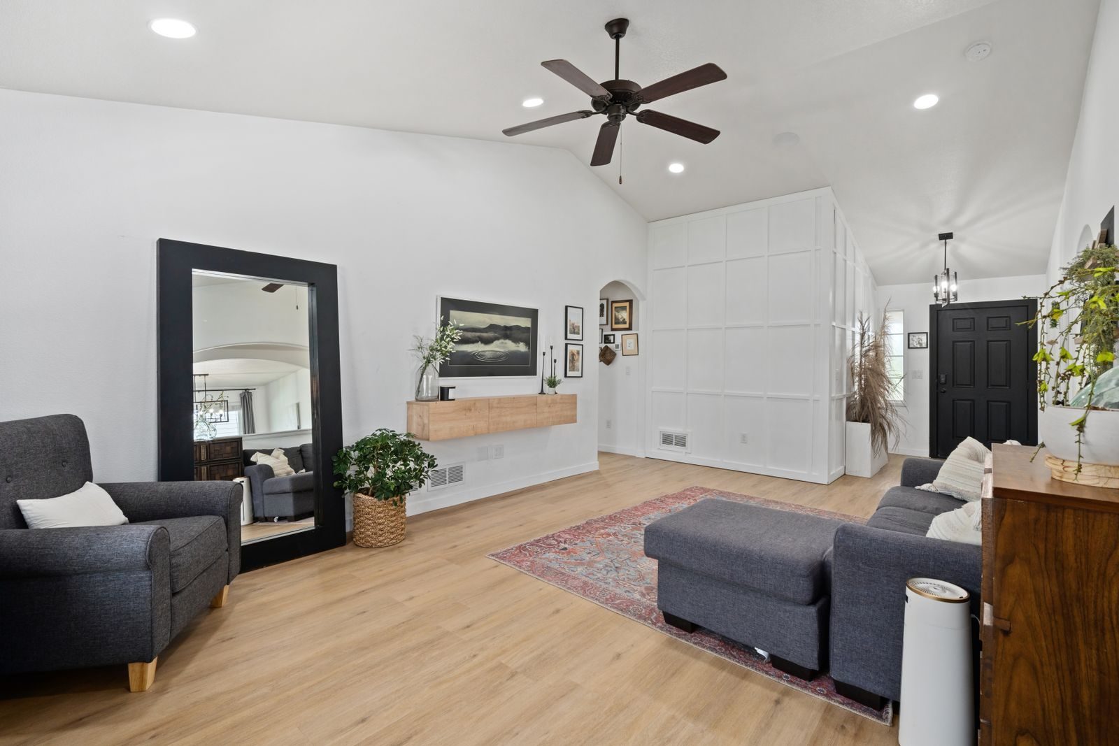 Sala de estar ampla e elegante com móveis, decoração e iluminação modernos