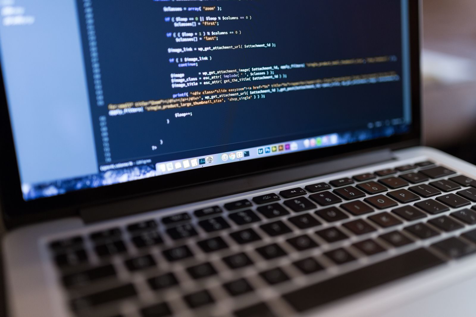 Código de programação exibido na tela de um notebook