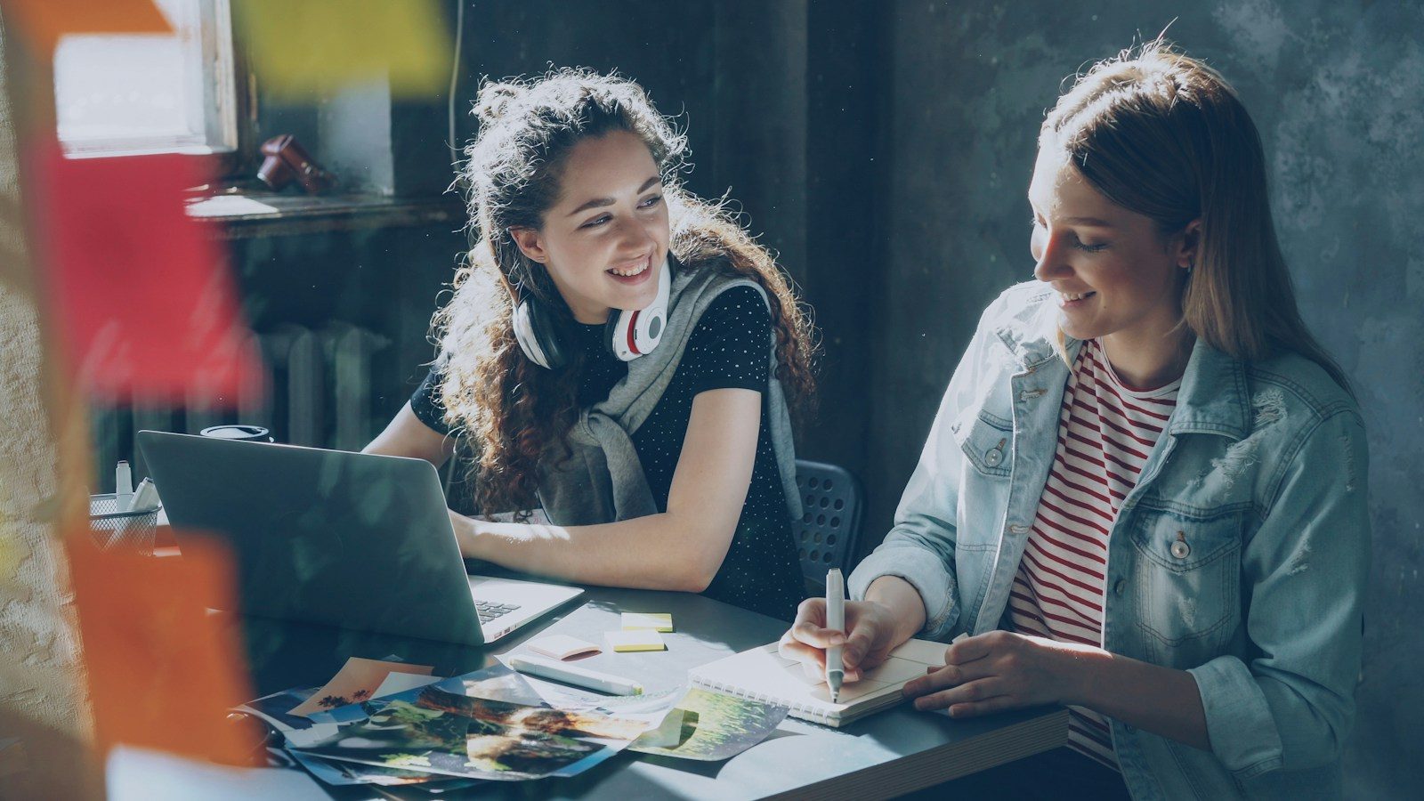 Duas mulheres colaboram em um projeto