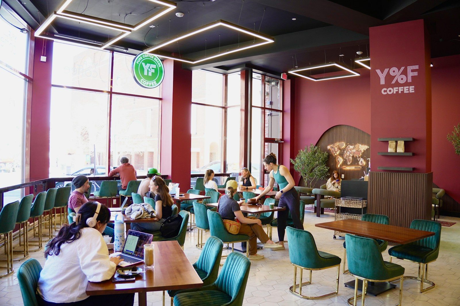 Pessoas trabalhando e socializando em uma cafeteria moderna