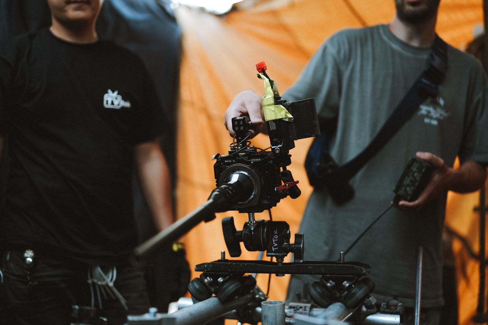 Membros da equipe usando equipamento de câmera avançado em um set de filmagem profissional
