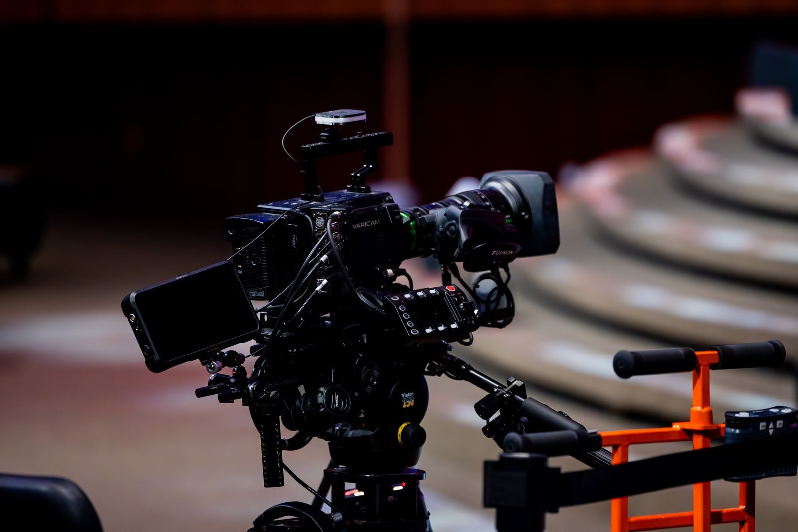 Rig de câmera de vídeo de alto padrão montado em um auditório para produção audiovisual