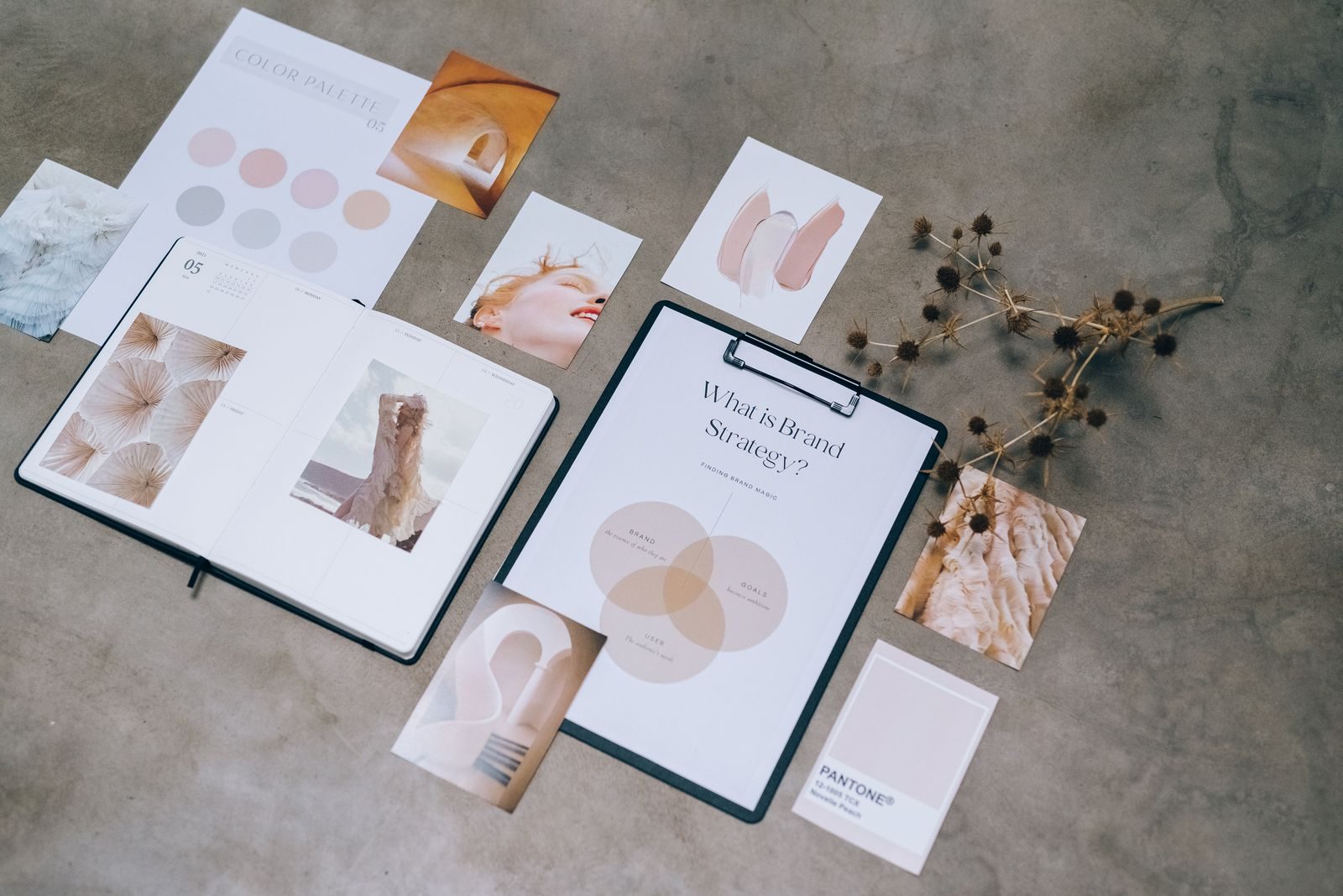 Flat lay de materiais de estratégia de marca com moodboard e paleta de cores