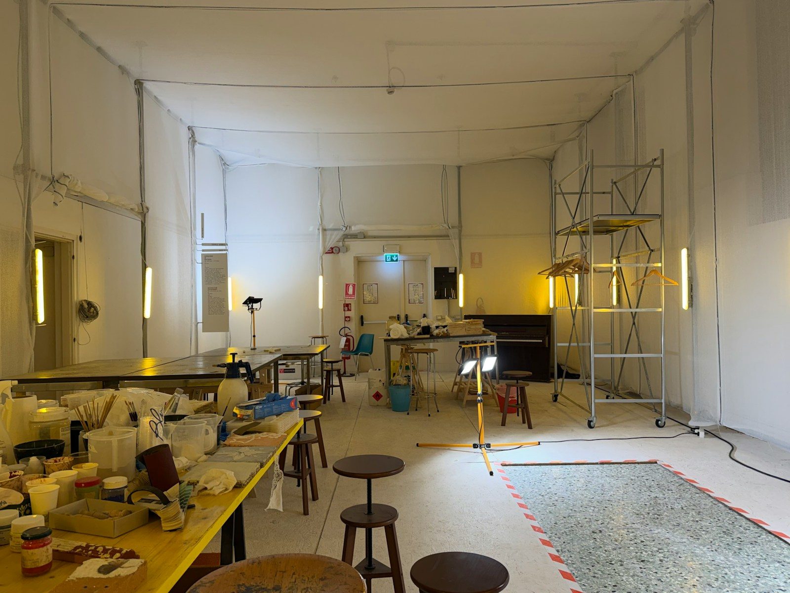 Estúdio de artista com materiais e equipamentos de iluminação
